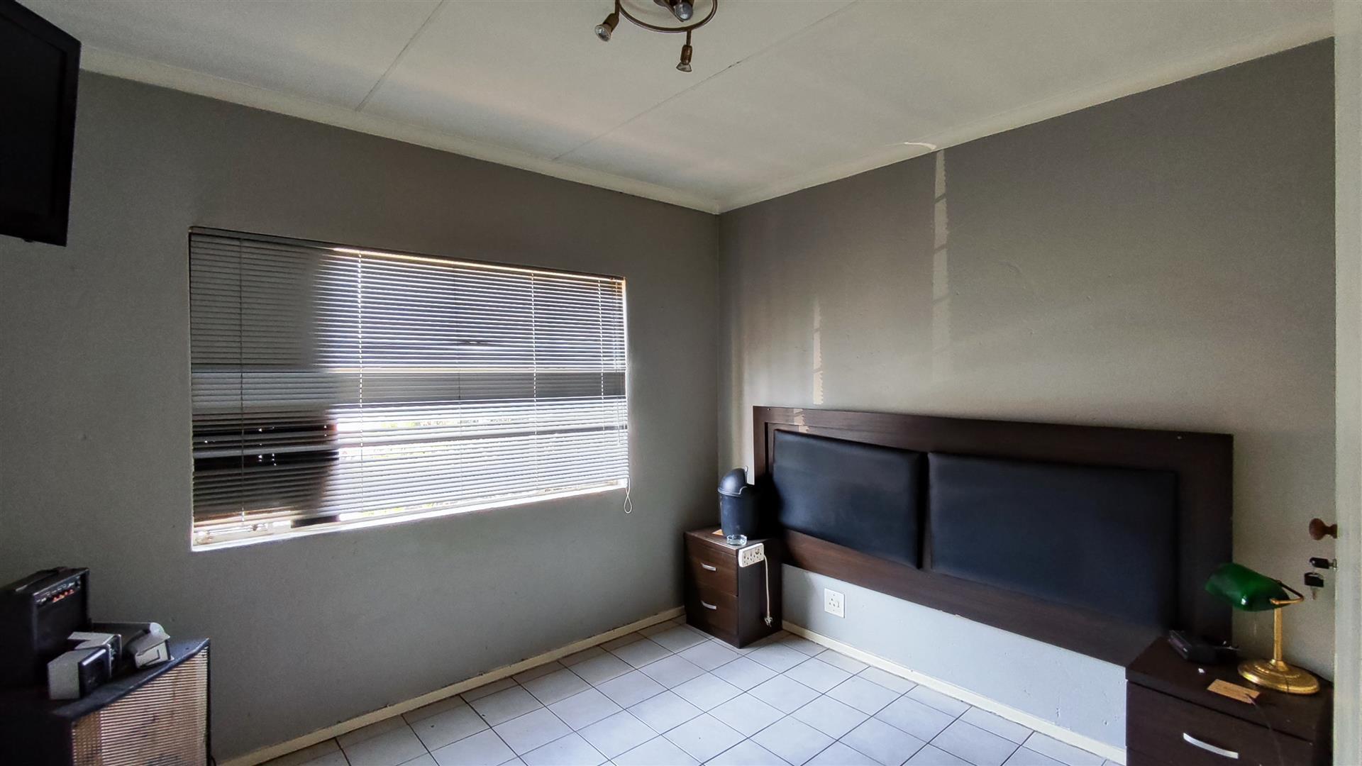 Bed Room 2 - 13 square meters of property in Brackendowns