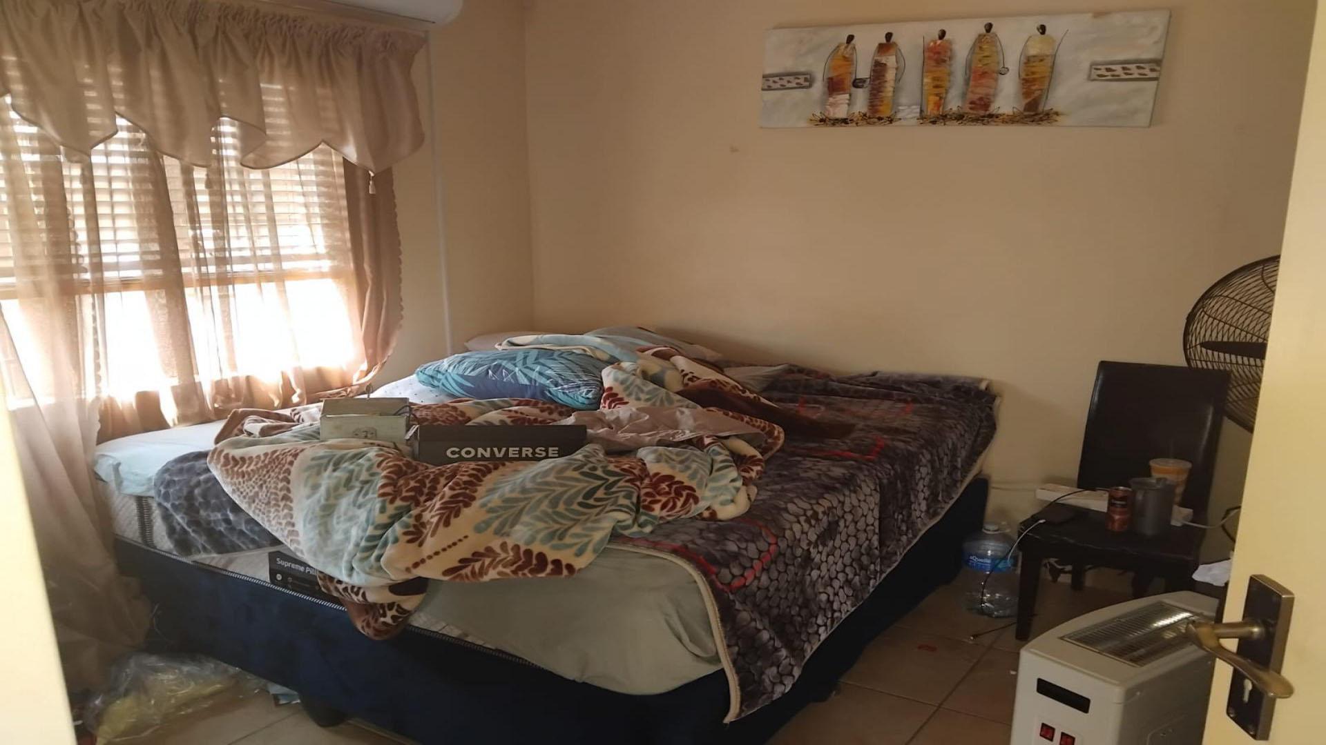 Main Bedroom of property in Waterval East