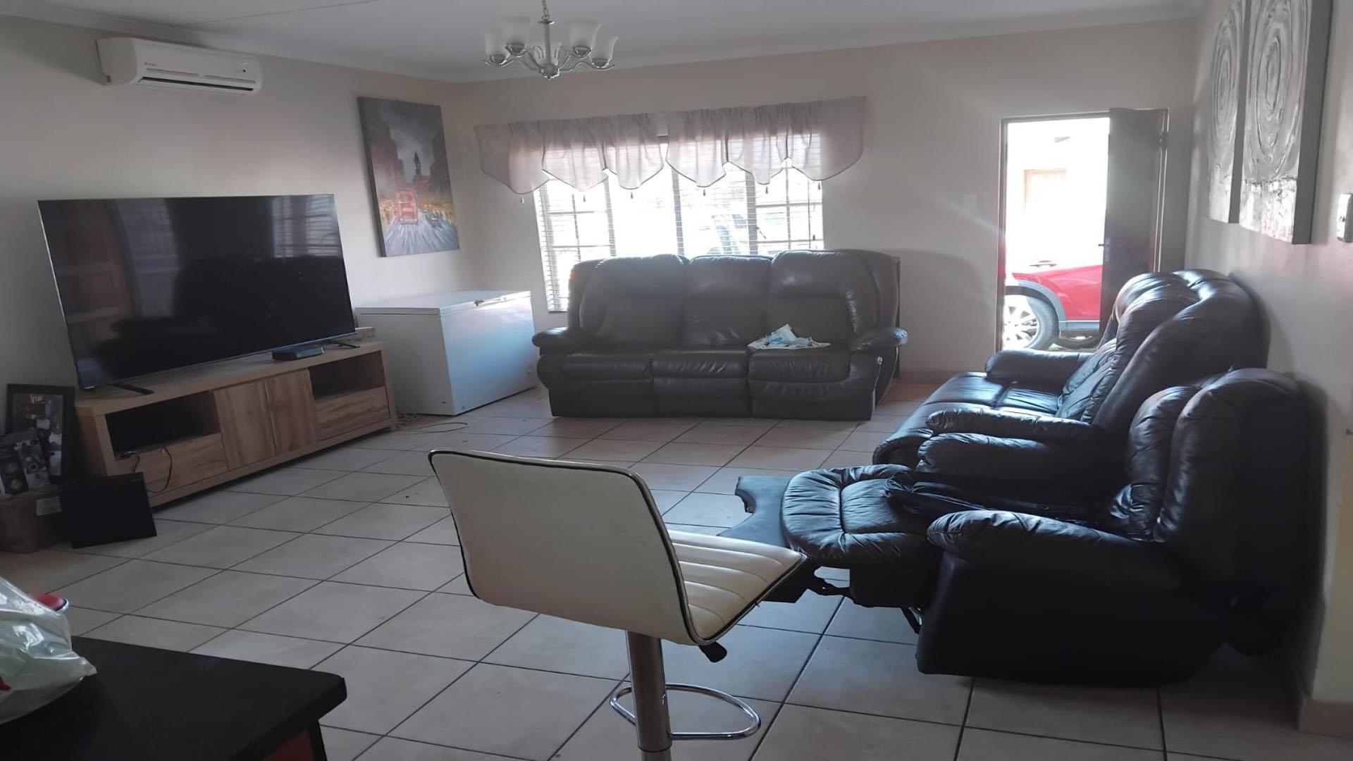 Lounges of property in Waterval East