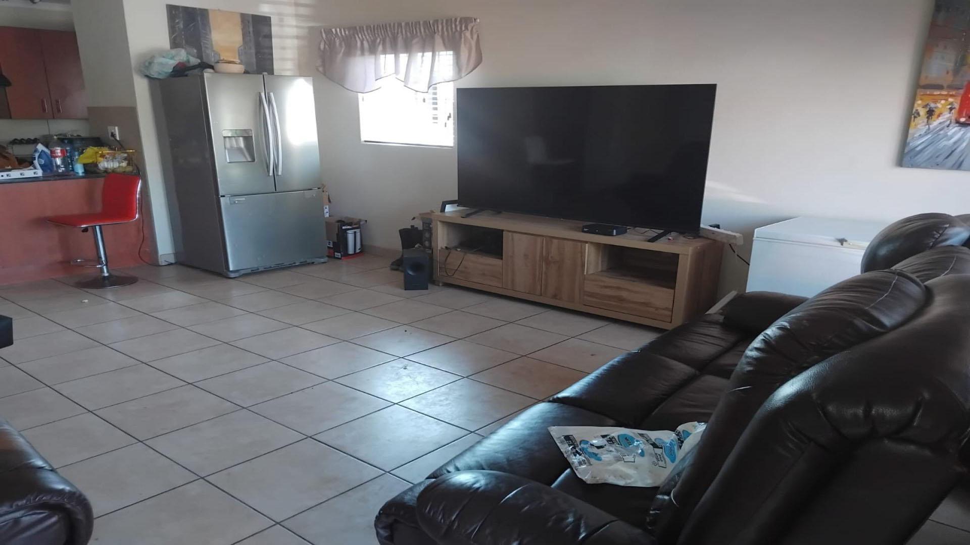 Lounges of property in Waterval East