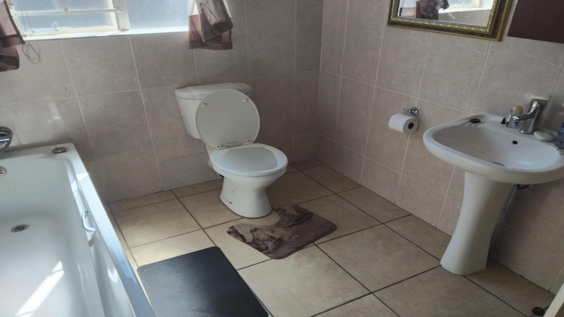 Bathroom 1 of property in Waterval East