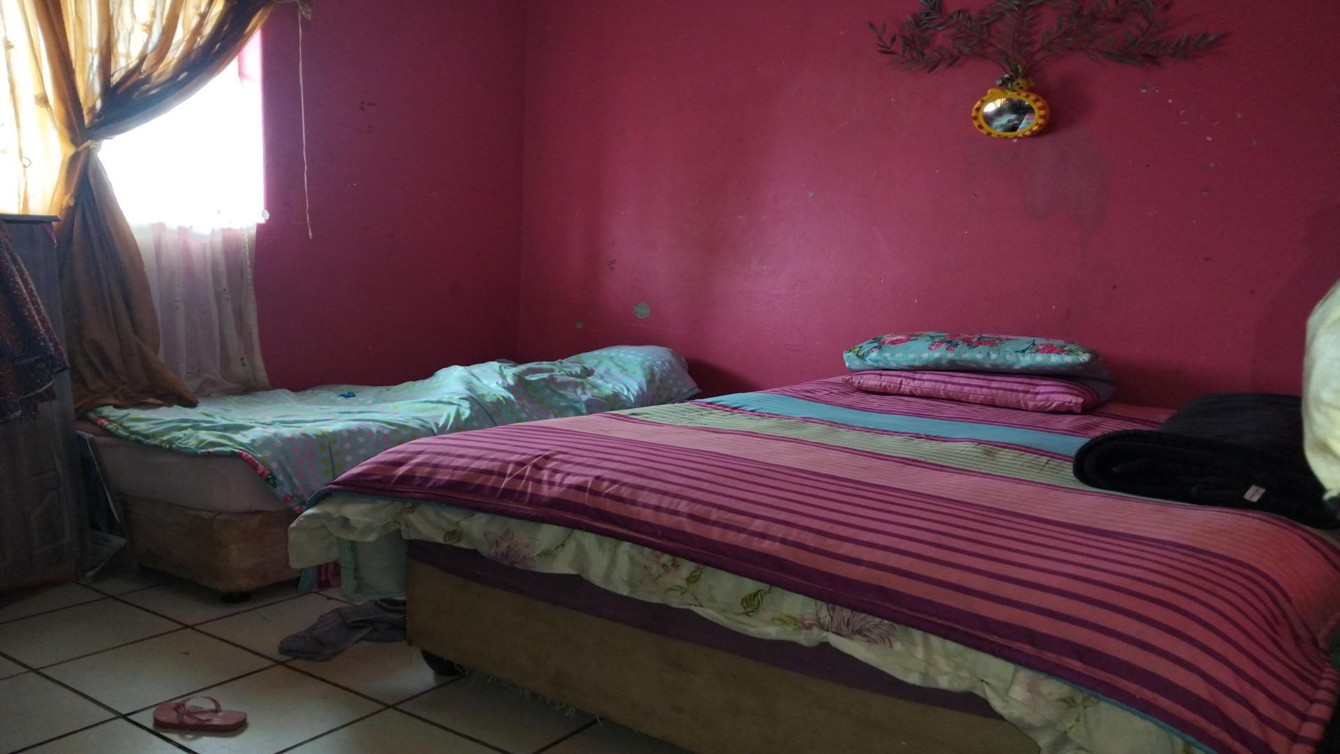 Bed Room 1 of property in Koster