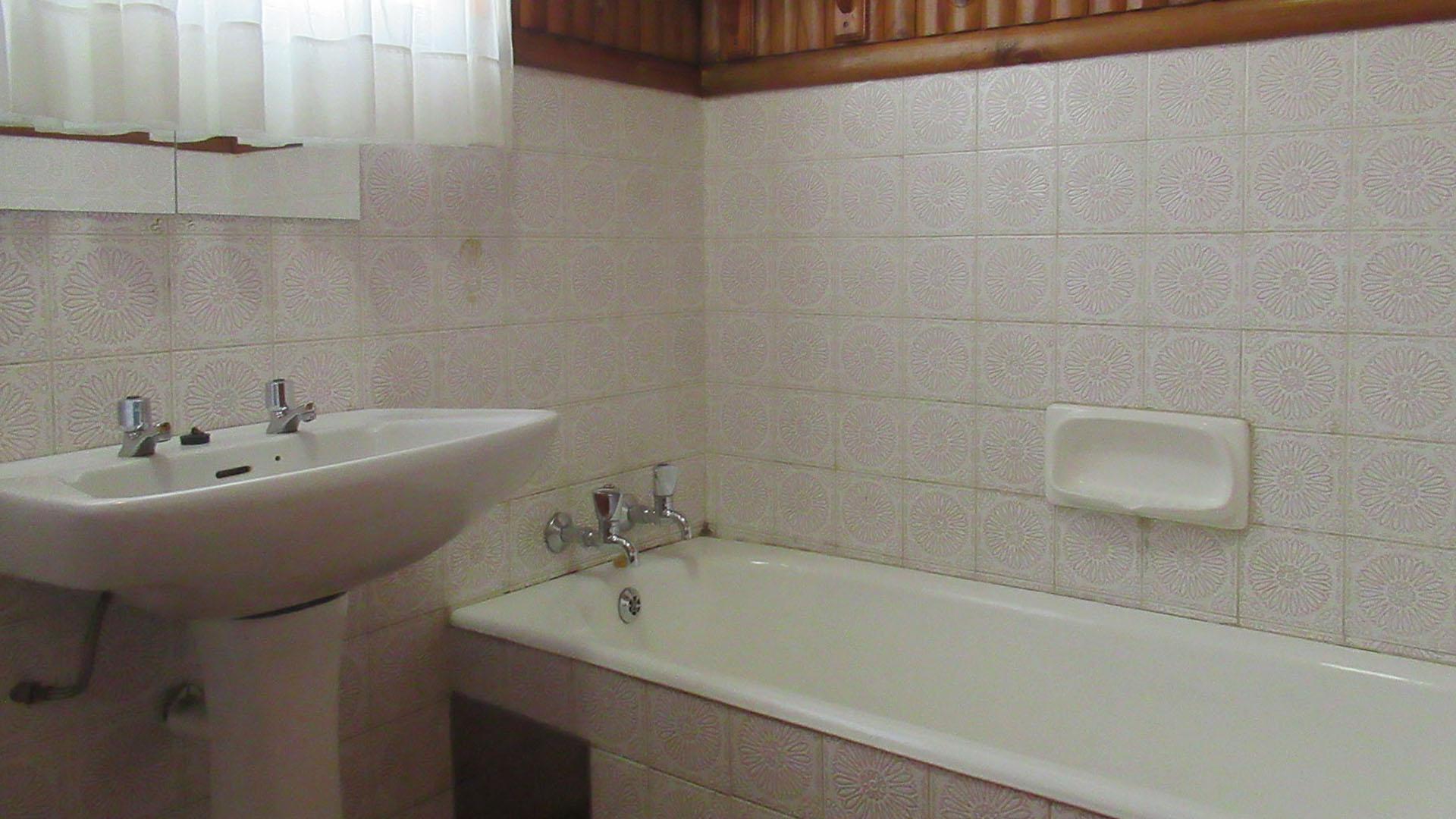 Bathroom 1 - 5 square meters of property in Wilropark