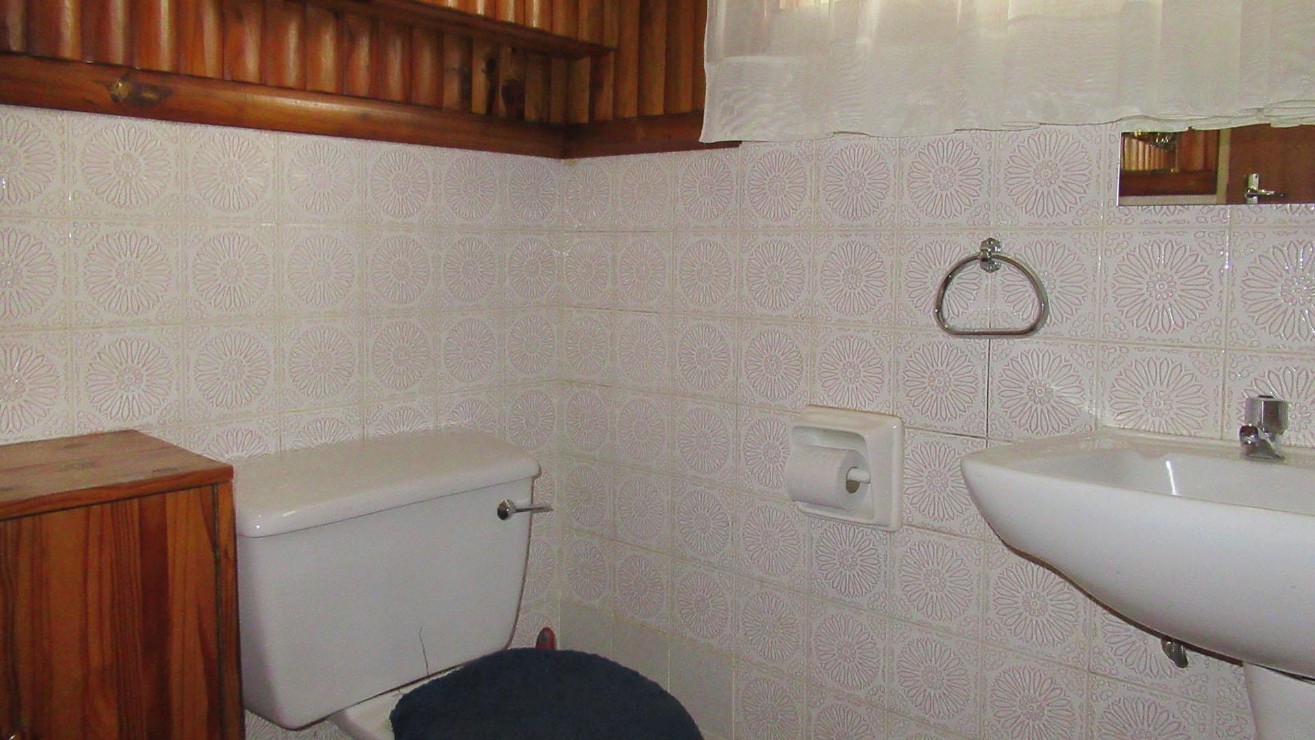 Bathroom 1 - 5 square meters of property in Wilropark