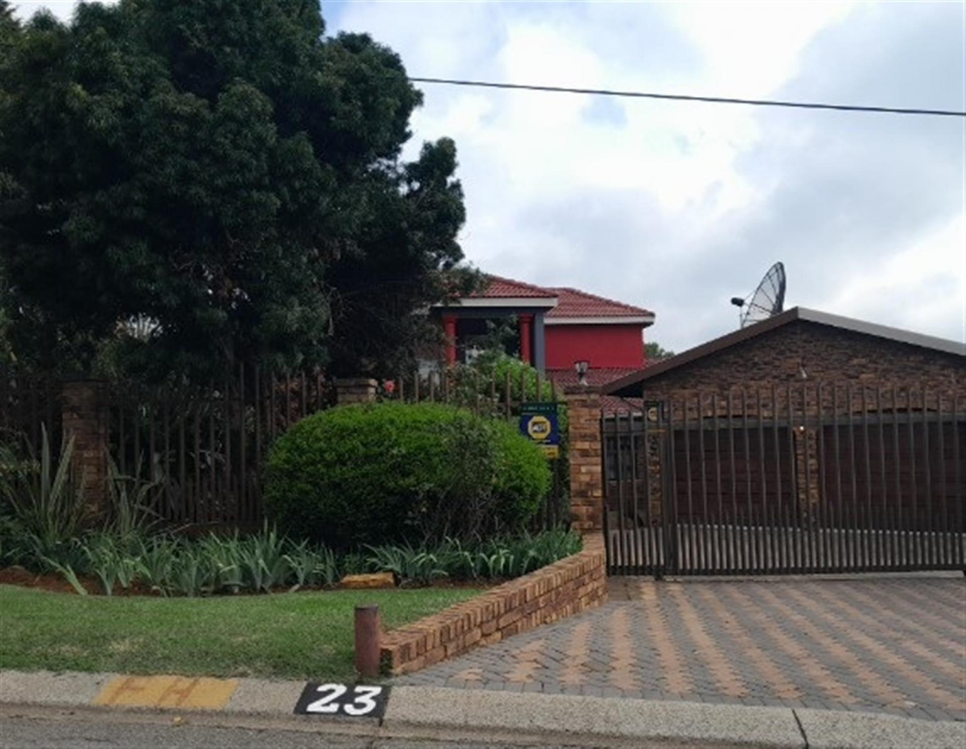 Front View of property in Glenvista