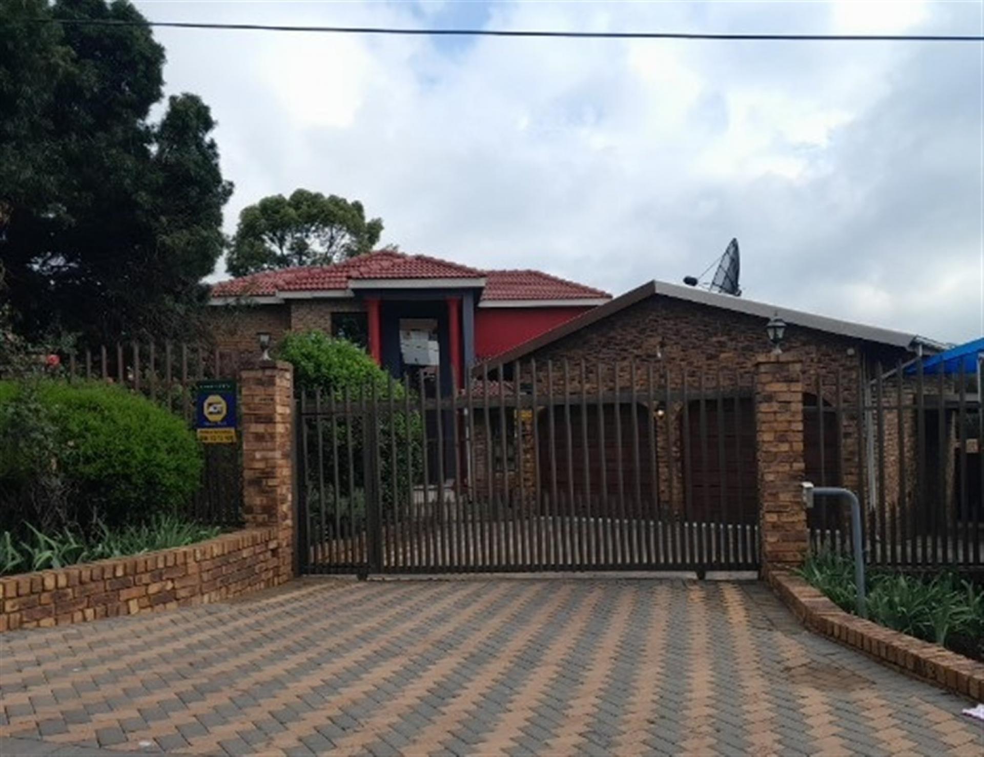Front View of property in Glenvista