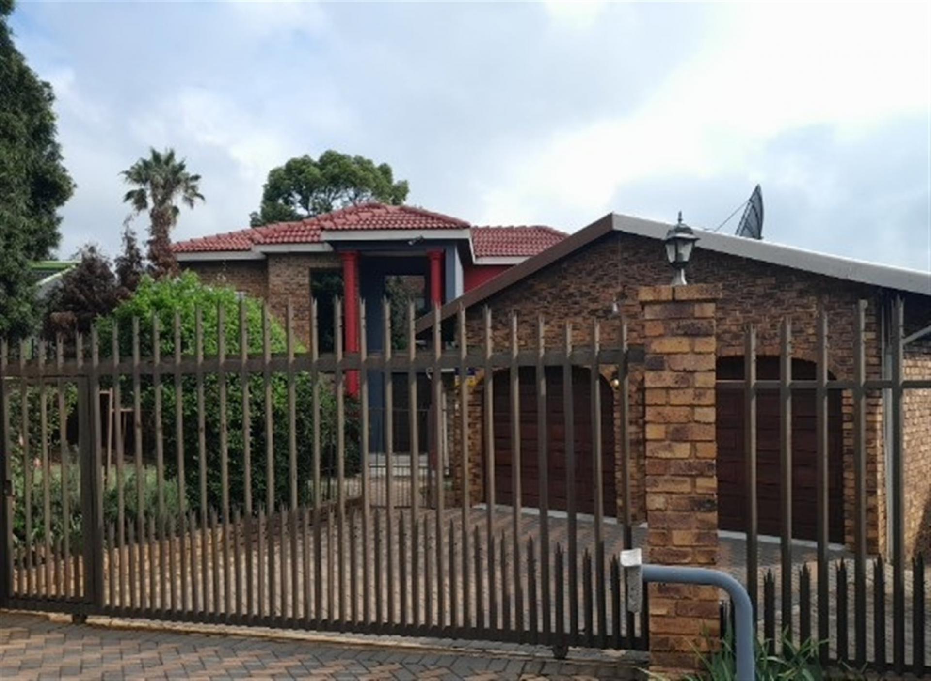Front View of property in Glenvista