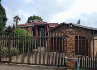 Front View of property in Glenvista