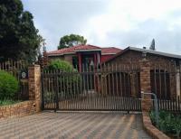 Front View of property in Glenvista