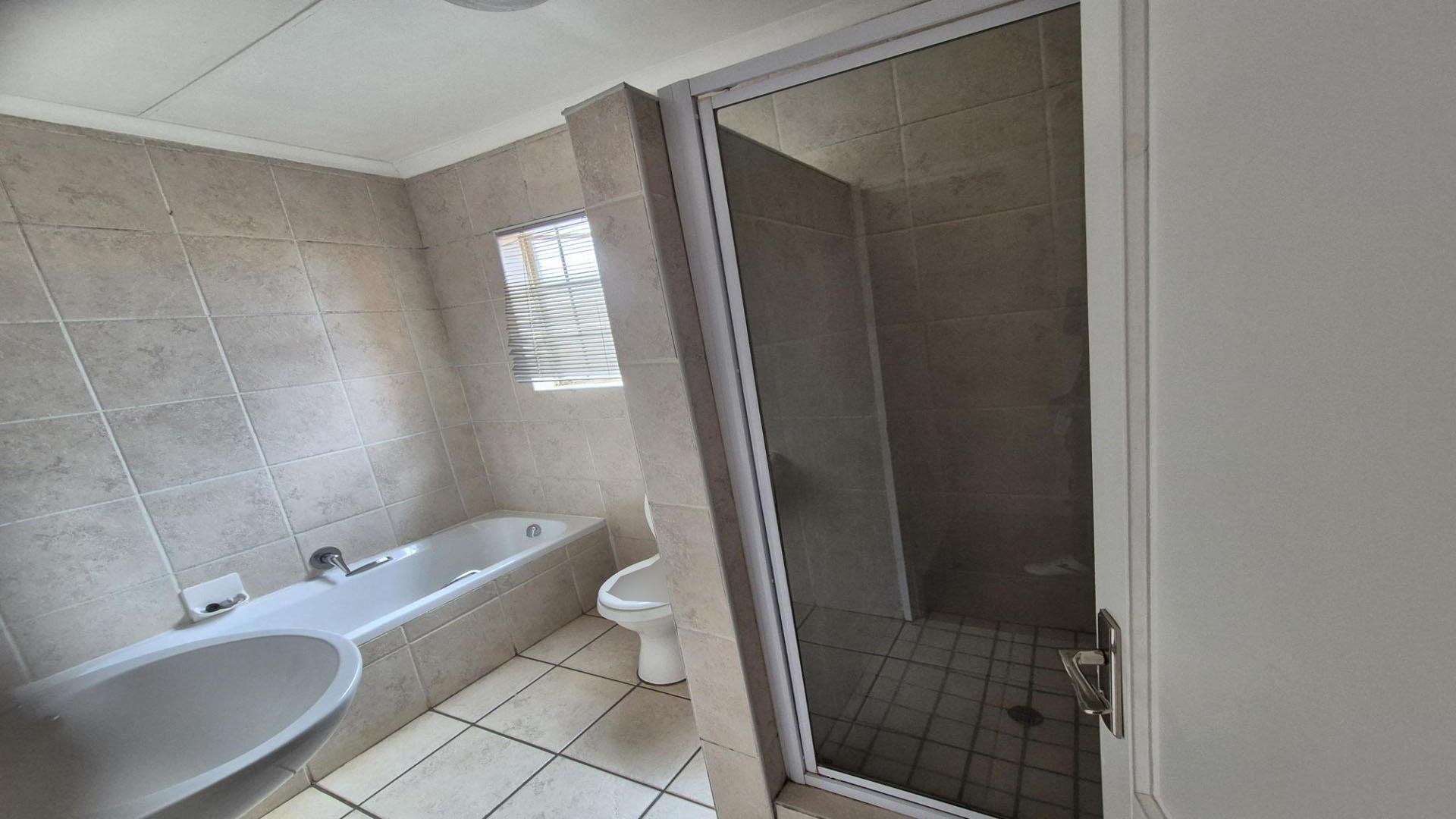 Bathroom 2 of property in Kyalami Hills