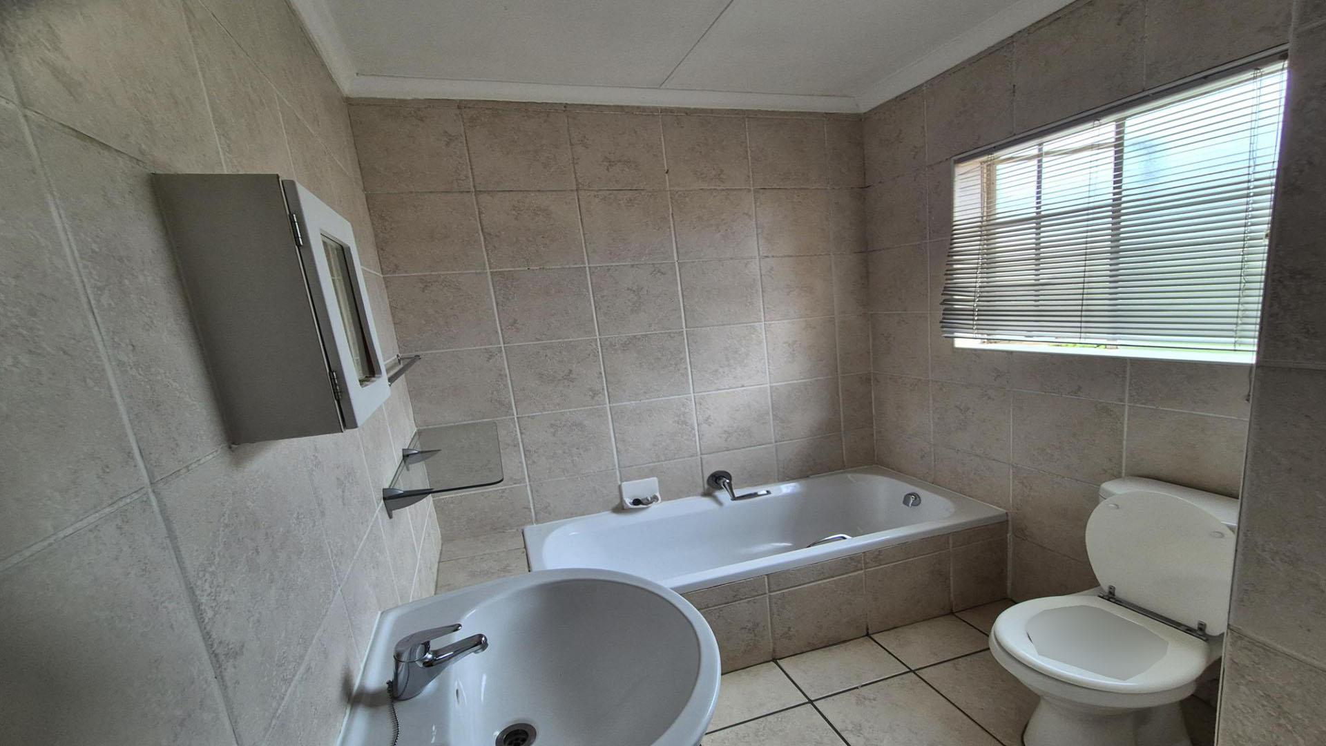Bathroom 2 of property in Kyalami Hills