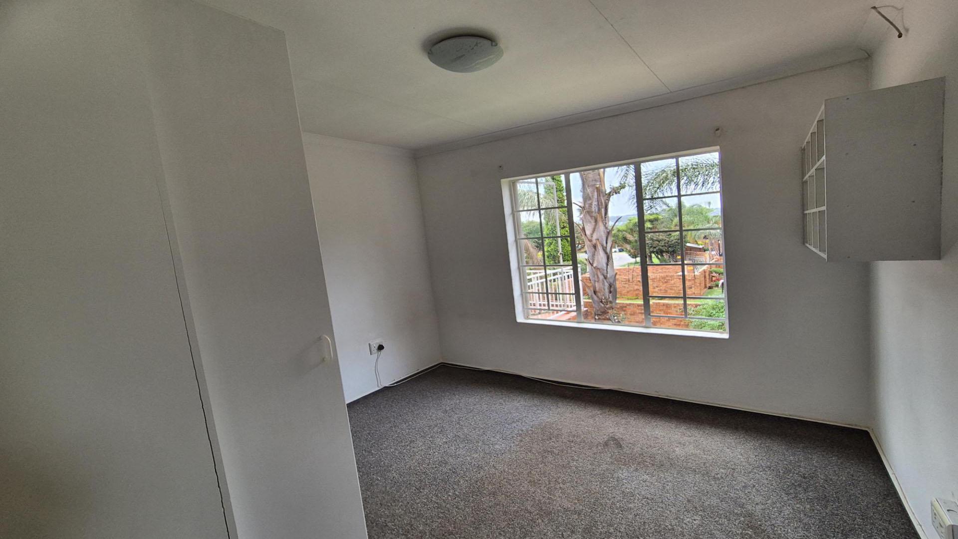 Bed Room 3 of property in Kyalami Hills