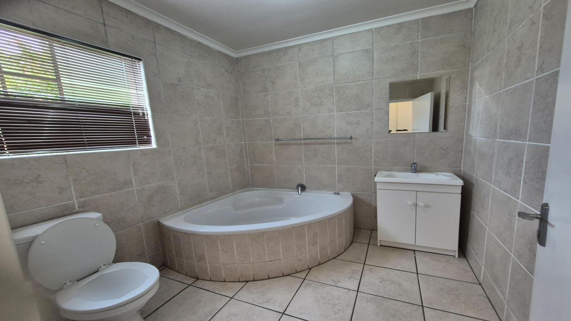 Main Bathroom of property in Kyalami Hills