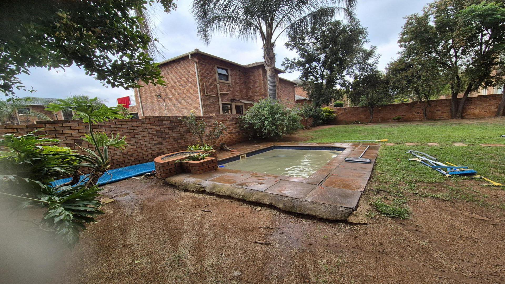 Swimming Pool of property in Kyalami Hills