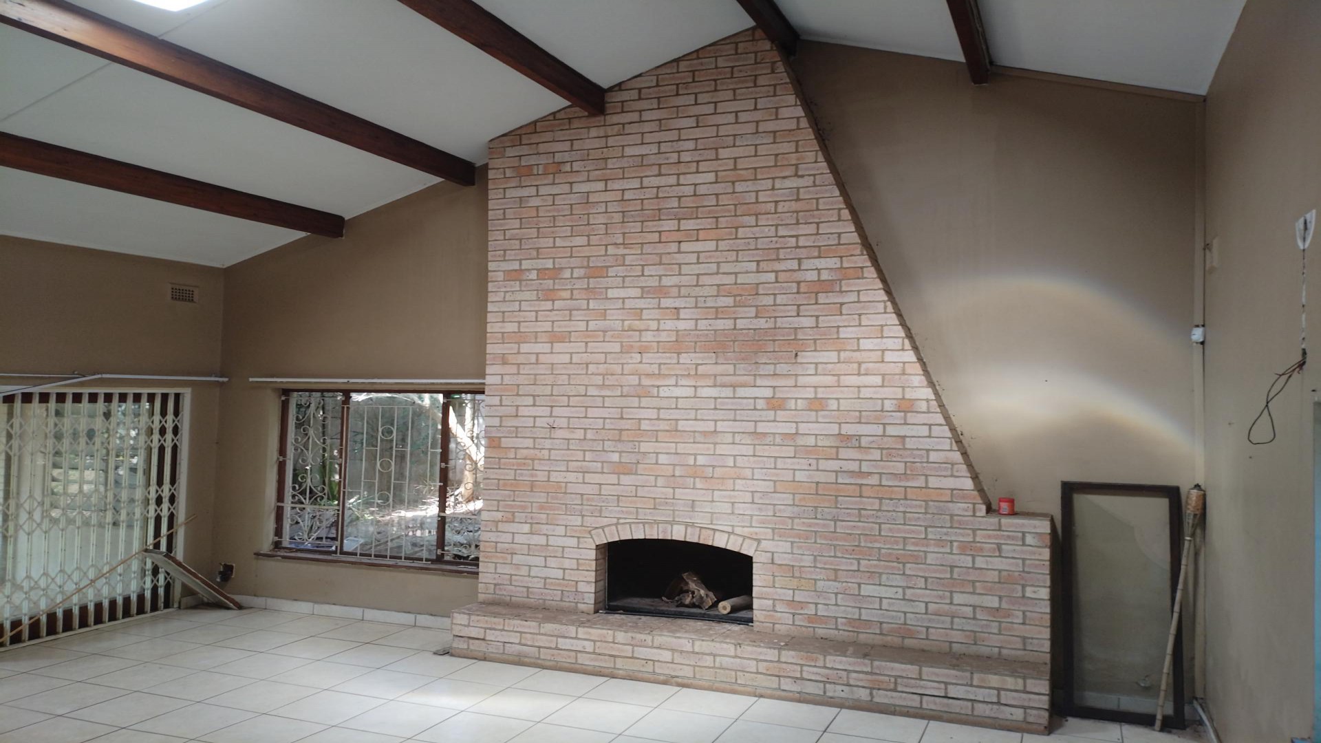 Lounges - 53 square meters of property in Amanzimtoti 
