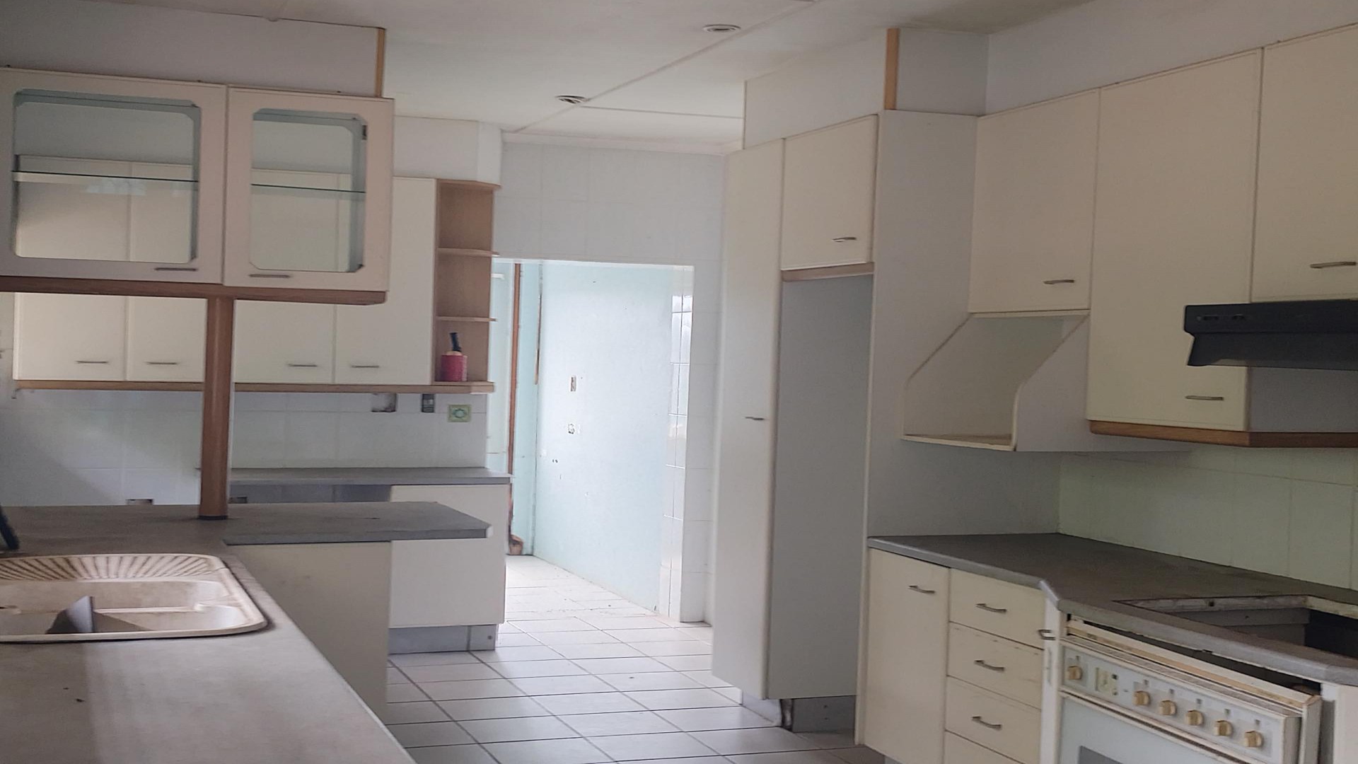 Kitchen - 32 square meters of property in Amanzimtoti 