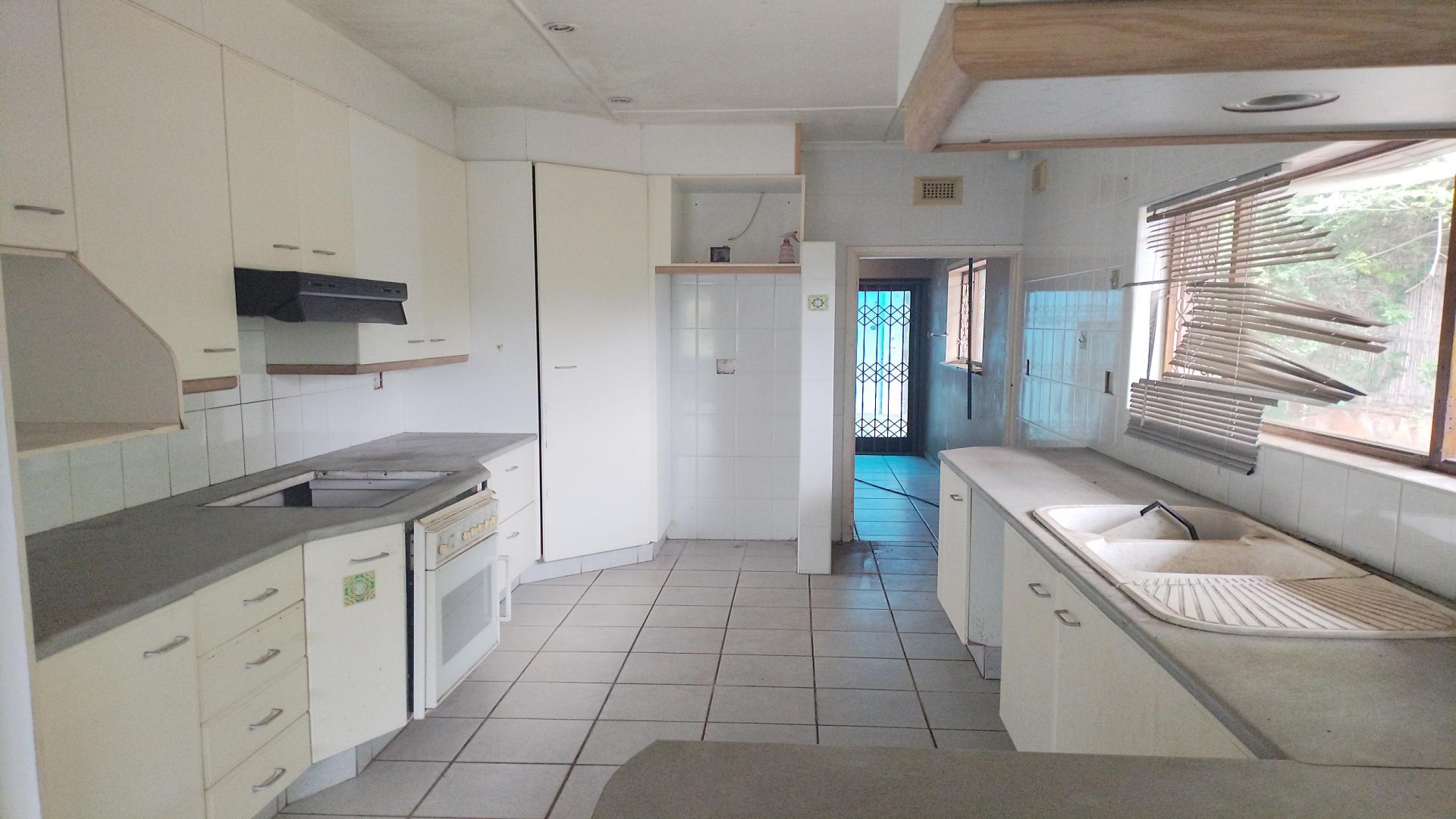 Kitchen - 32 square meters of property in Amanzimtoti 