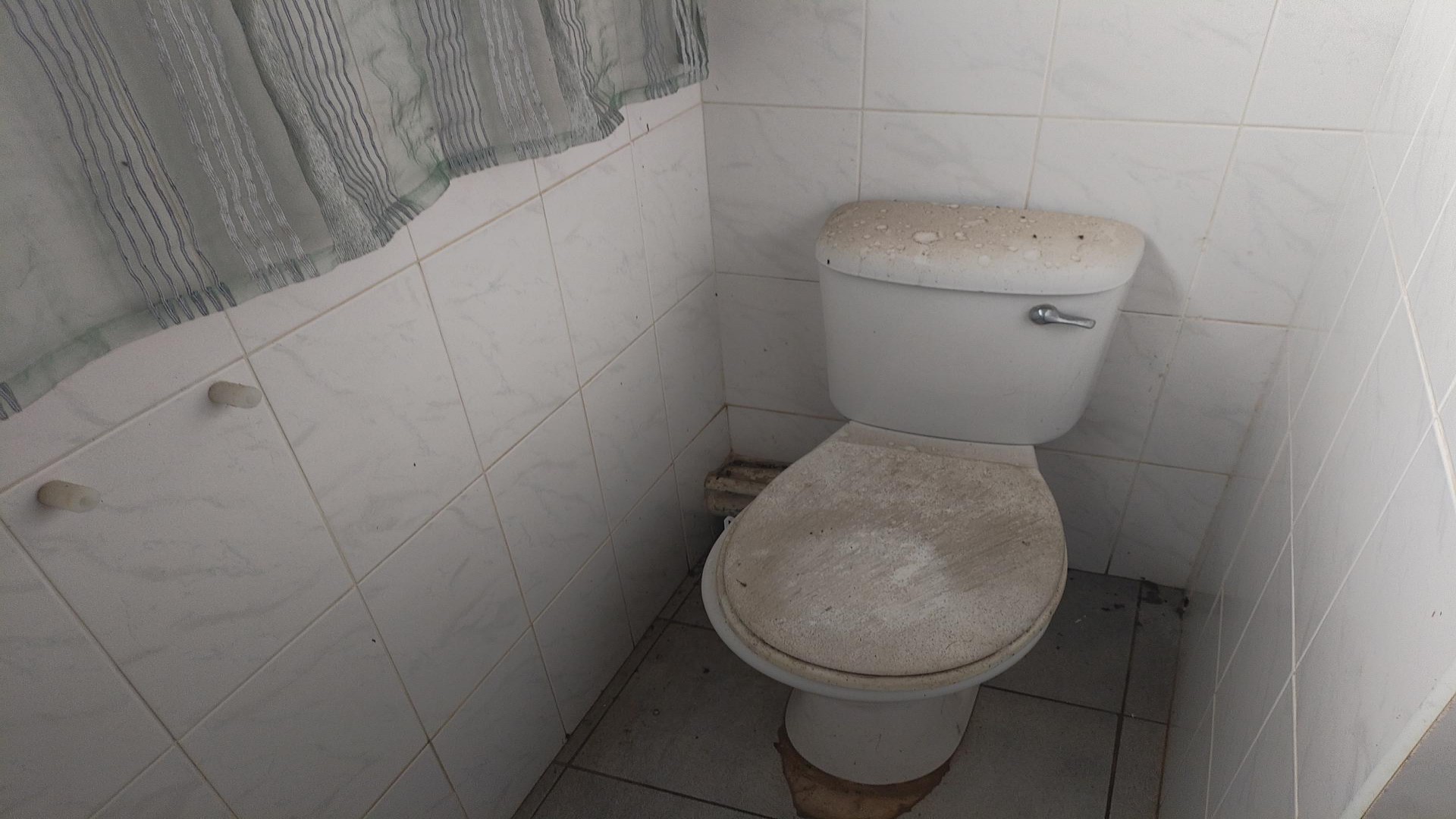 Bathroom 1 - 6 square meters of property in Amanzimtoti 