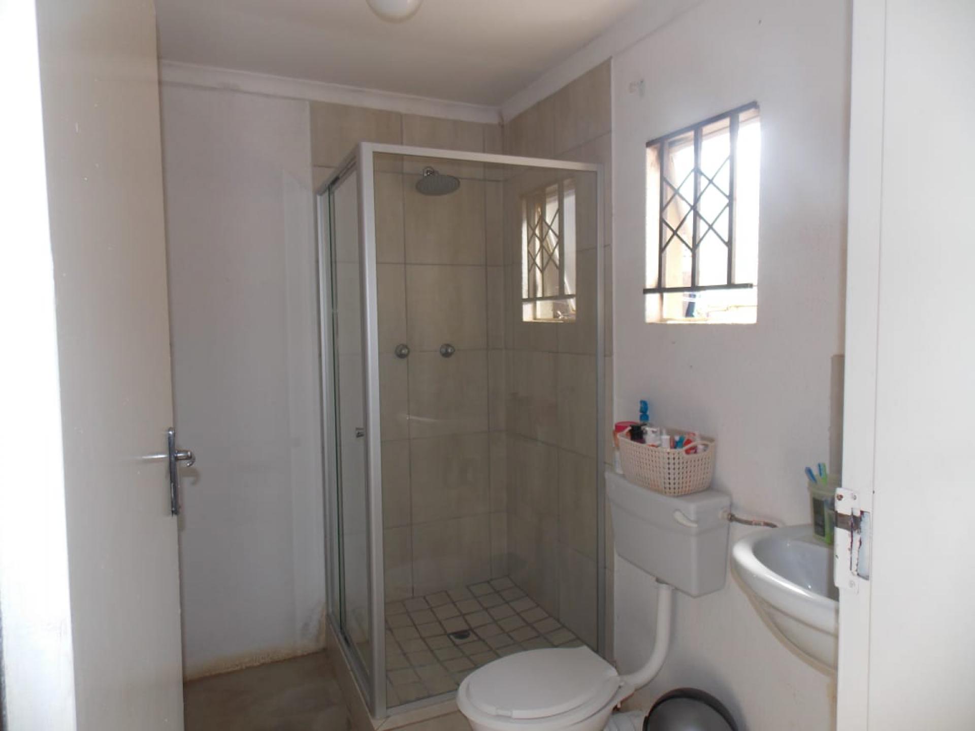 Bathroom 1 of property in Windmill Park