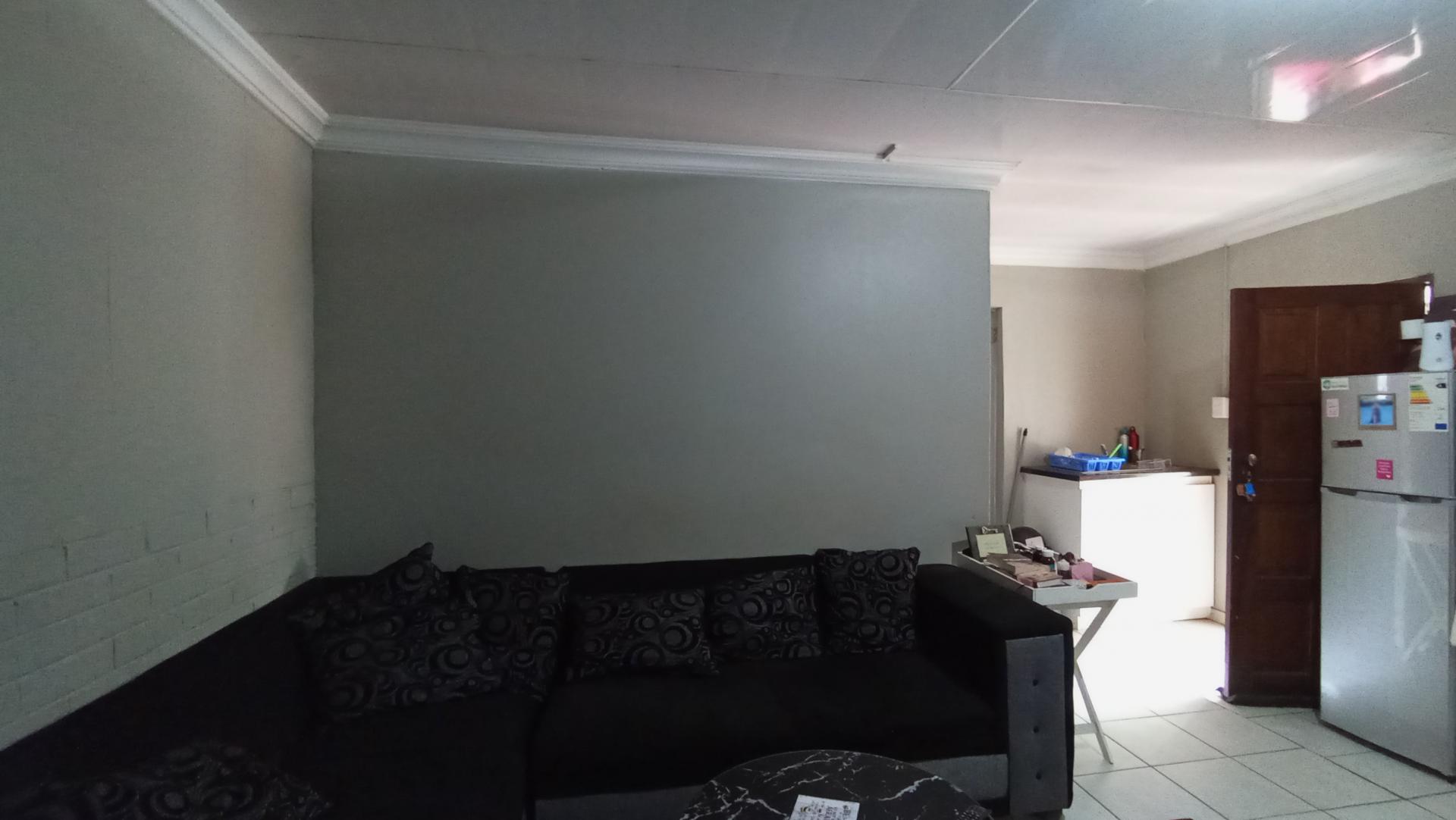 Lounges - 38 square meters of property in Gezina