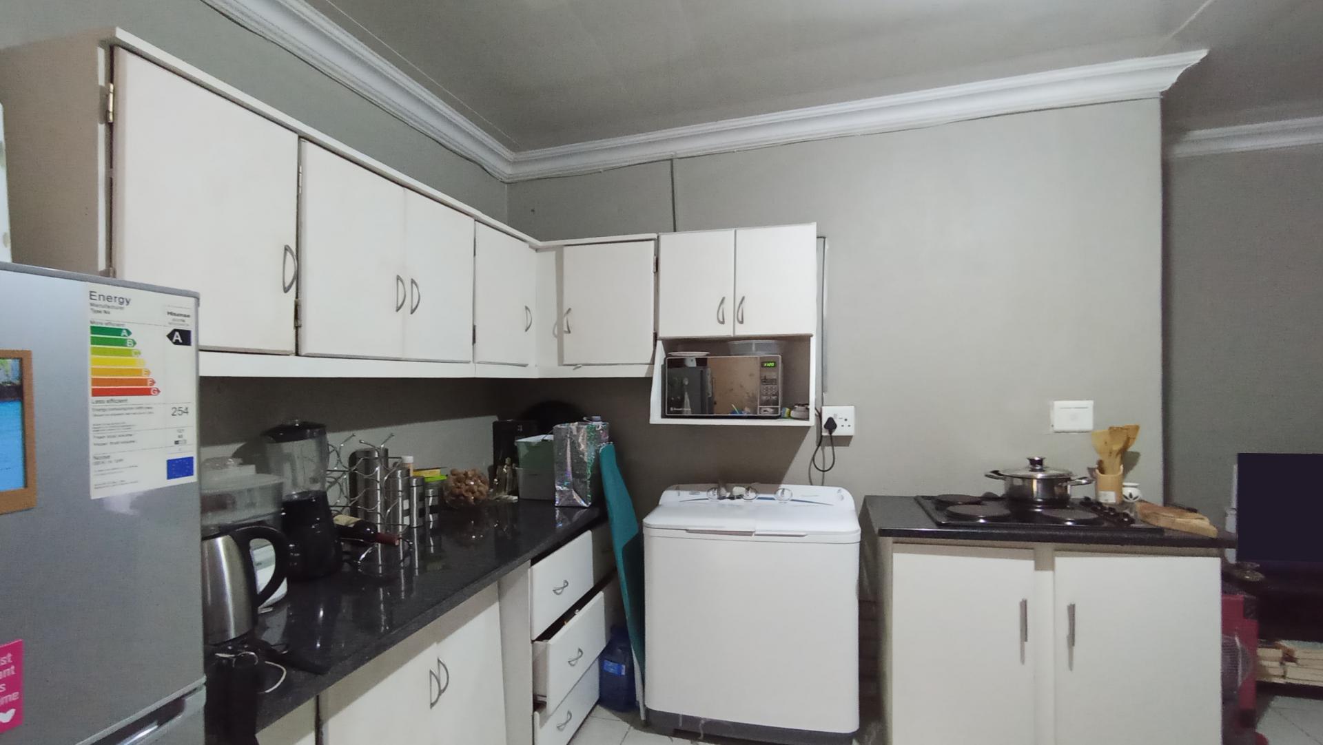 Kitchen - 38 square meters of property in Gezina