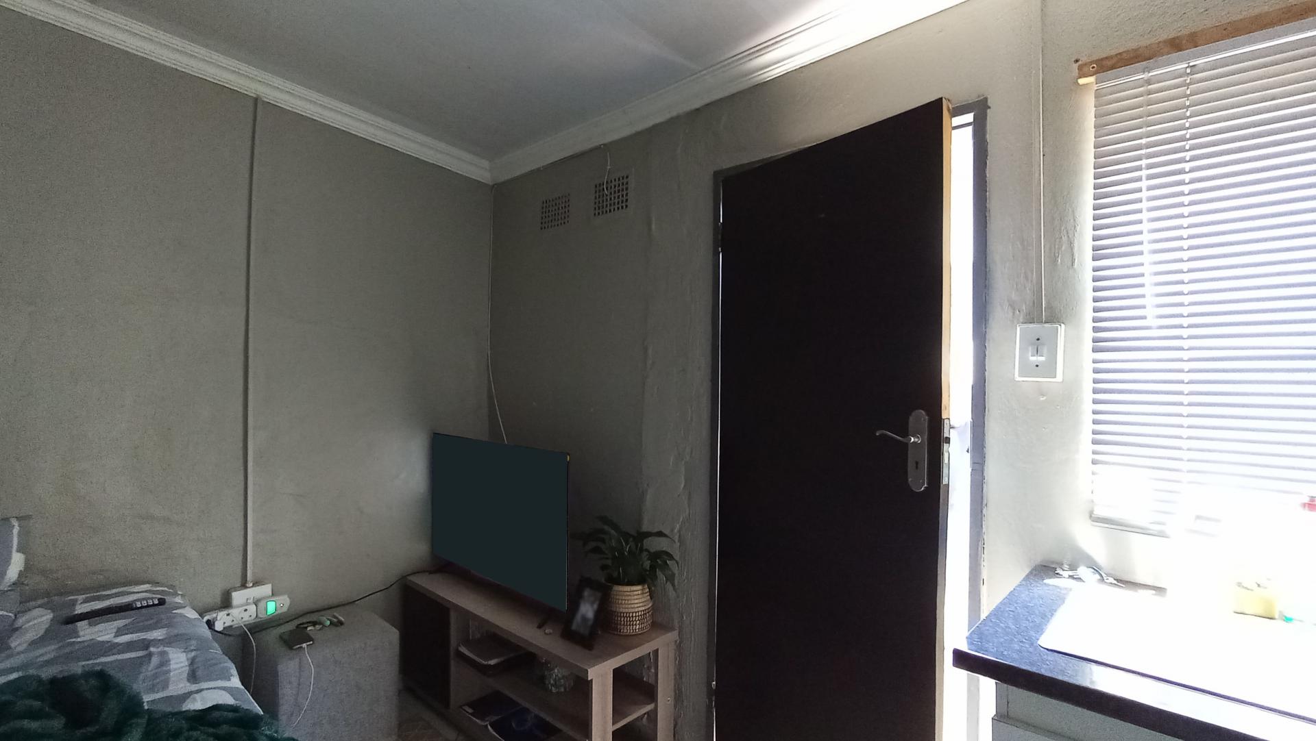 Bed Room 1 - 49 square meters of property in Gezina