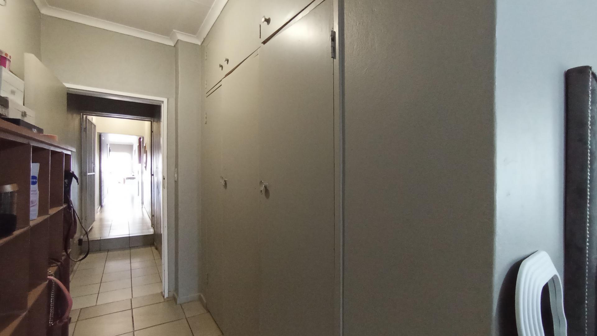 Main Bedroom - 25 square meters of property in Gezina