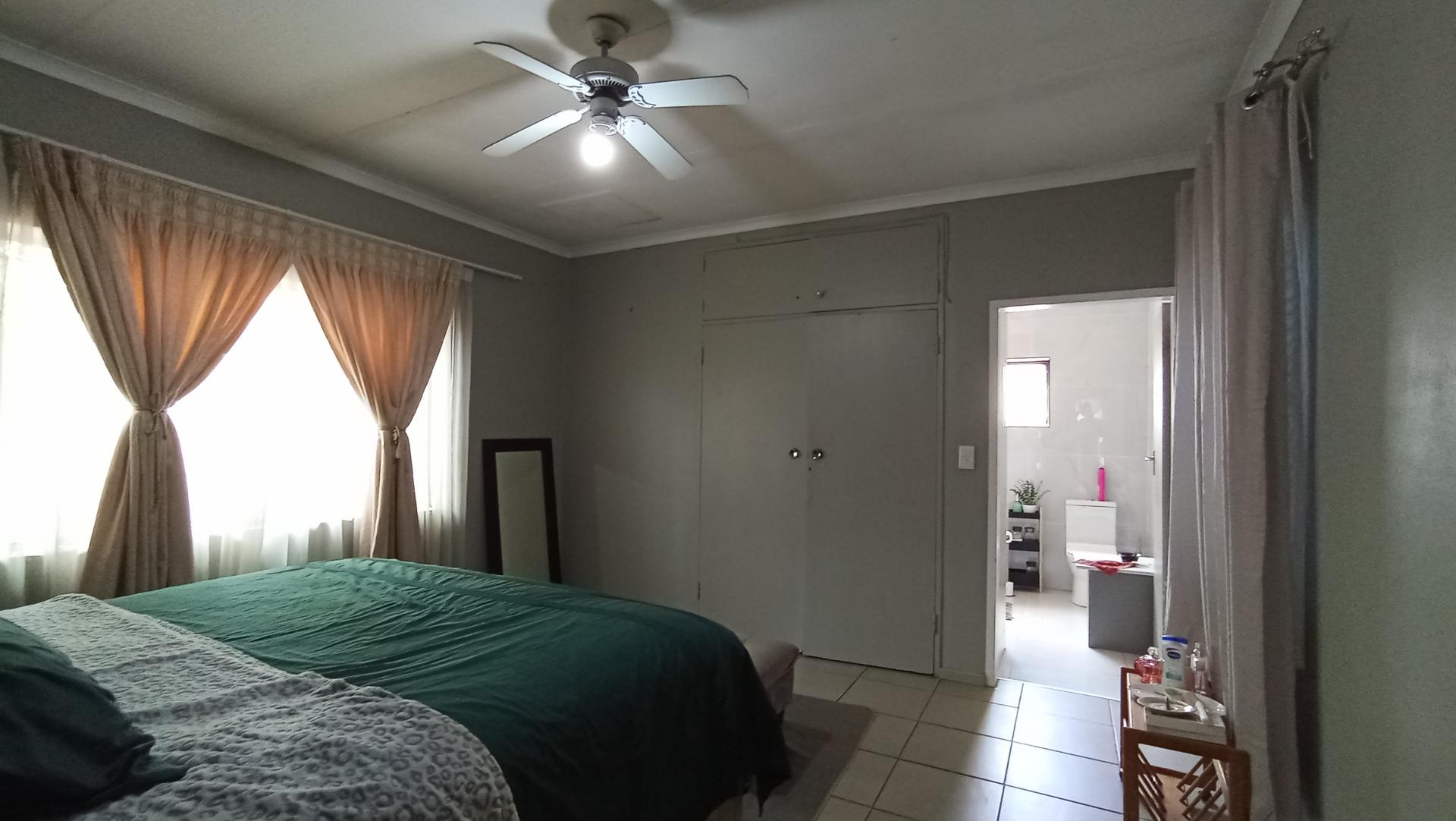 Main Bedroom - 25 square meters of property in Gezina