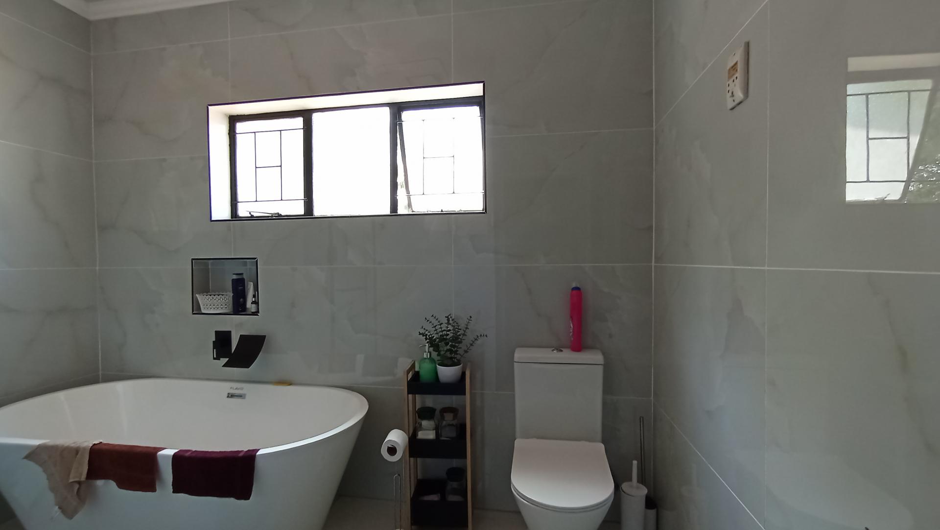 Main Bathroom - 8 square meters of property in Gezina
