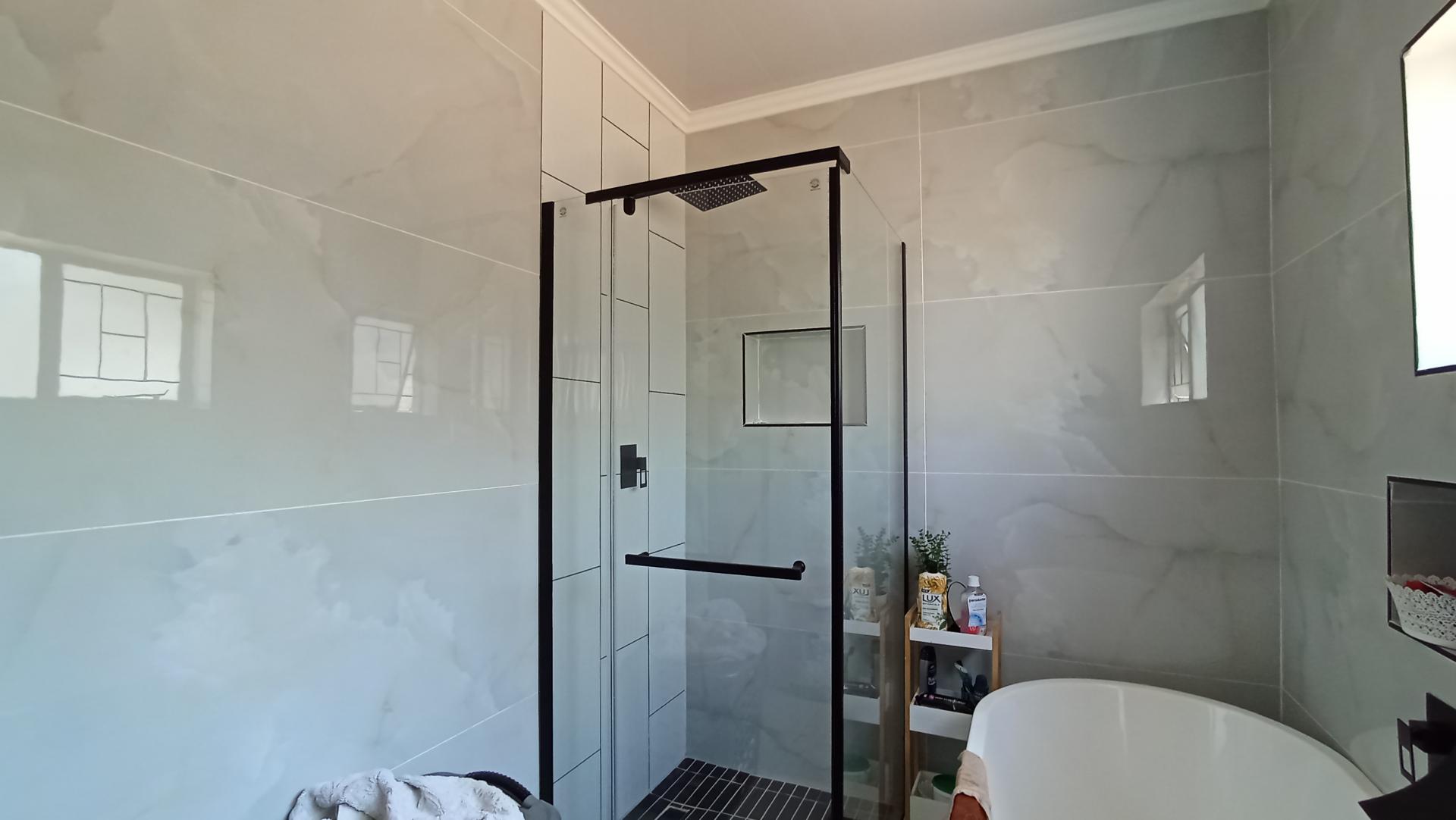 Main Bathroom - 8 square meters of property in Gezina
