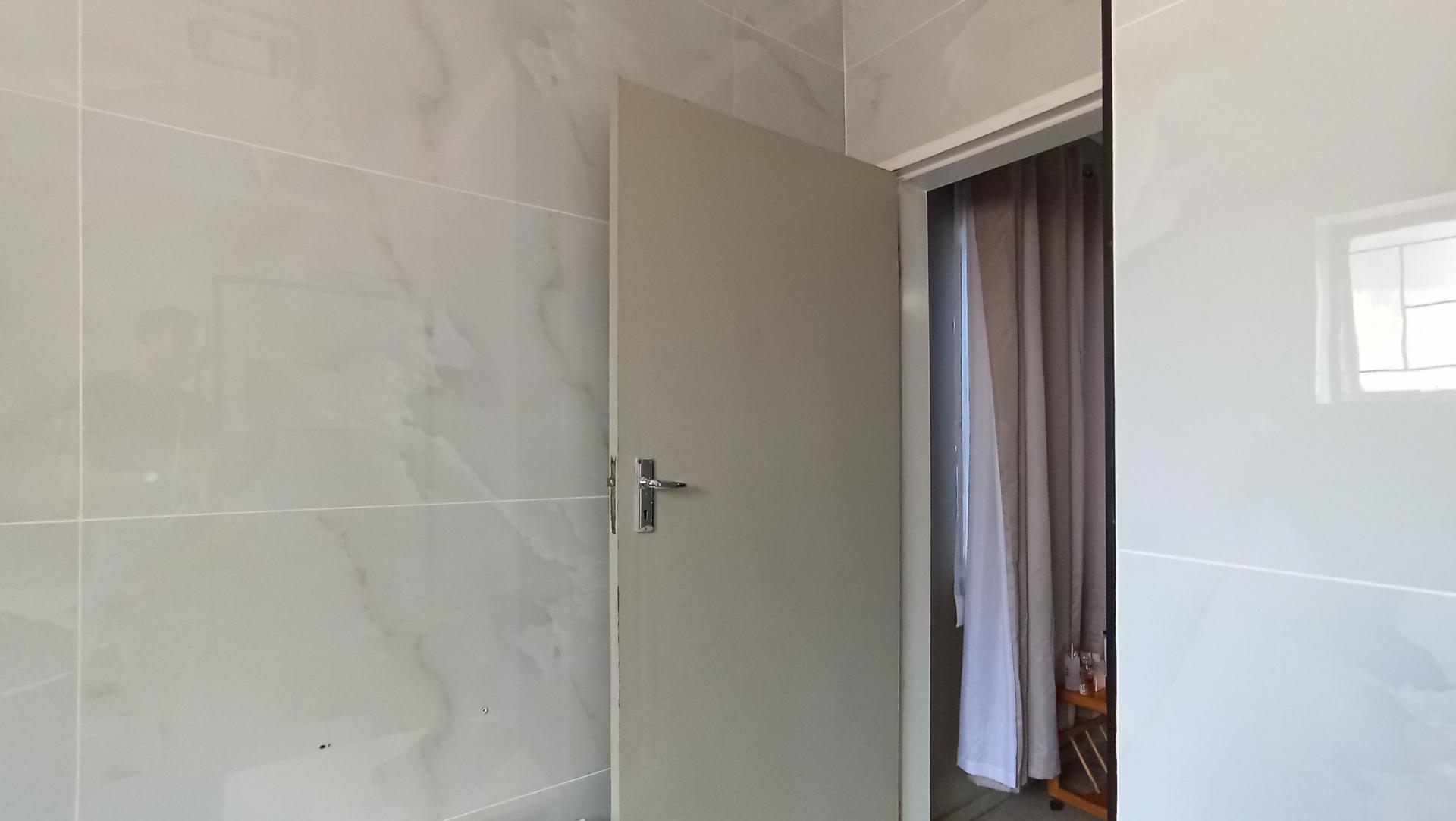 Main Bathroom - 8 square meters of property in Gezina