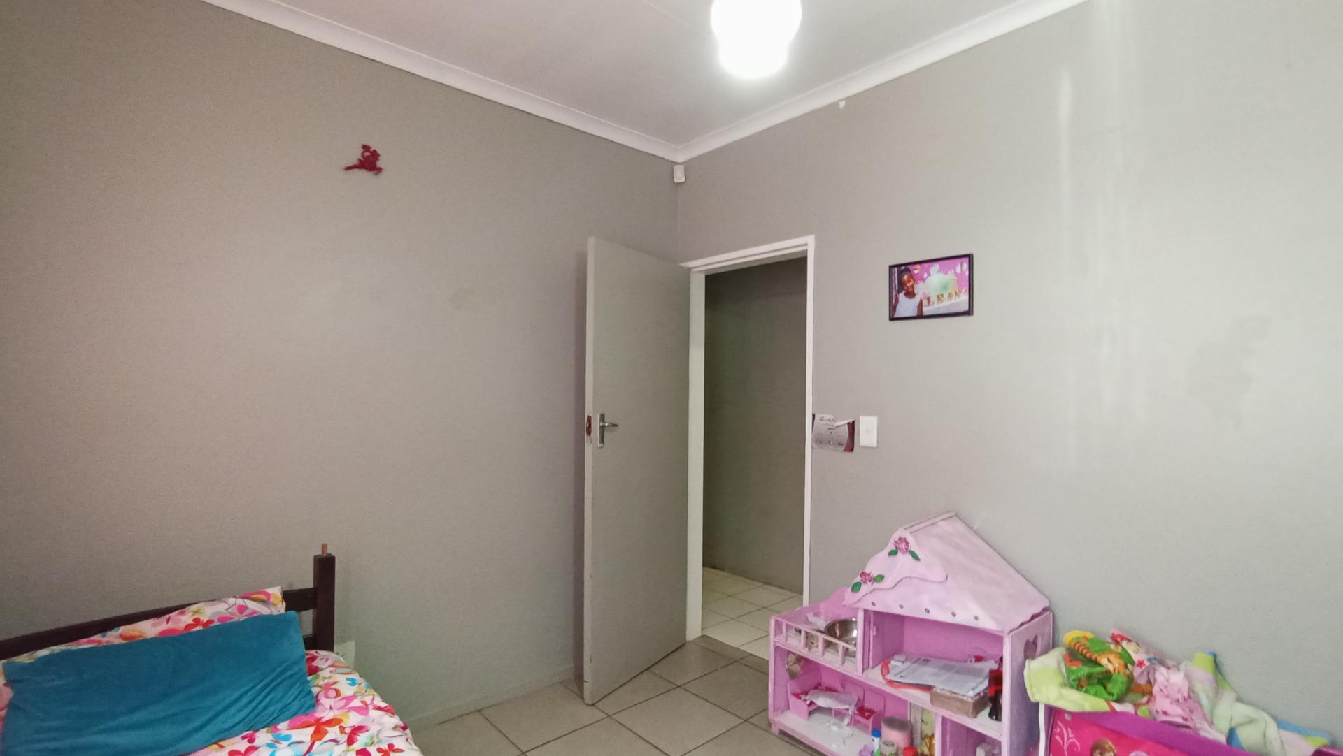 Bed Room 3 - 11 square meters of property in Gezina