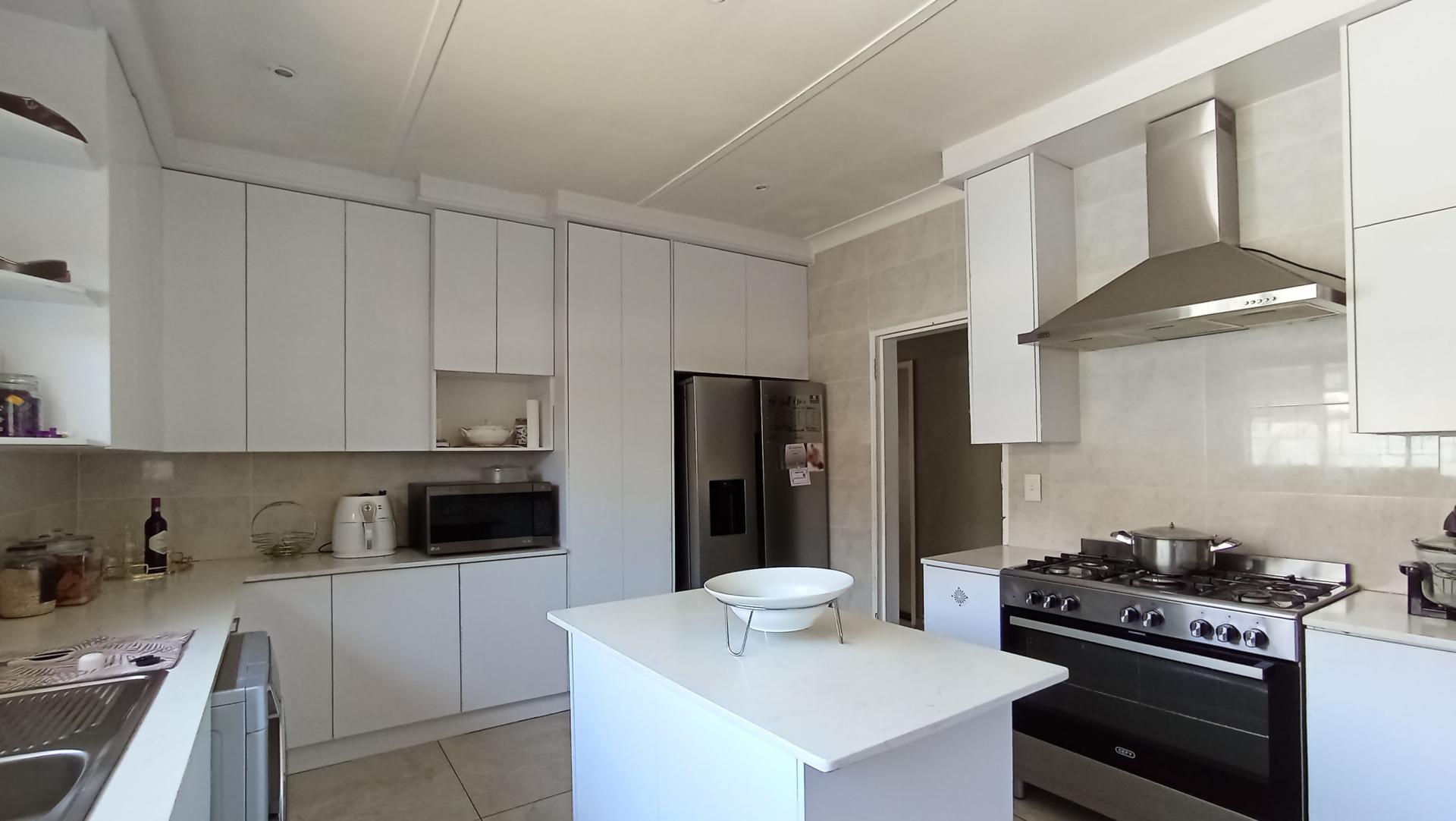 Kitchen - 38 square meters of property in Gezina