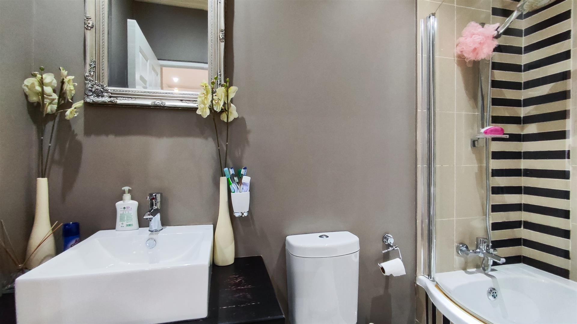 Bathroom 1 - 5 square meters of property in Bedfordview