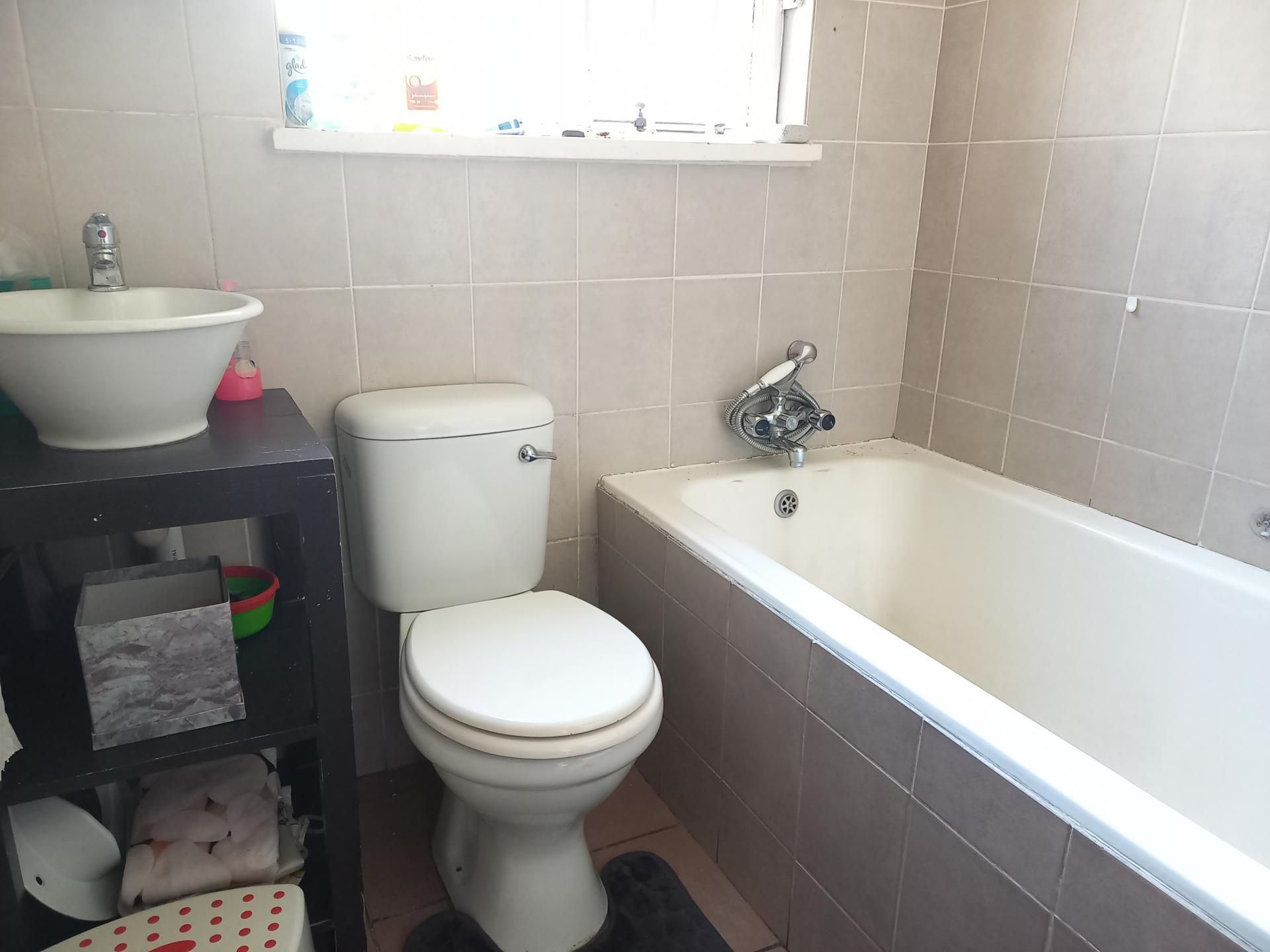 Bathroom 1 - 4 square meters of property in Townsview