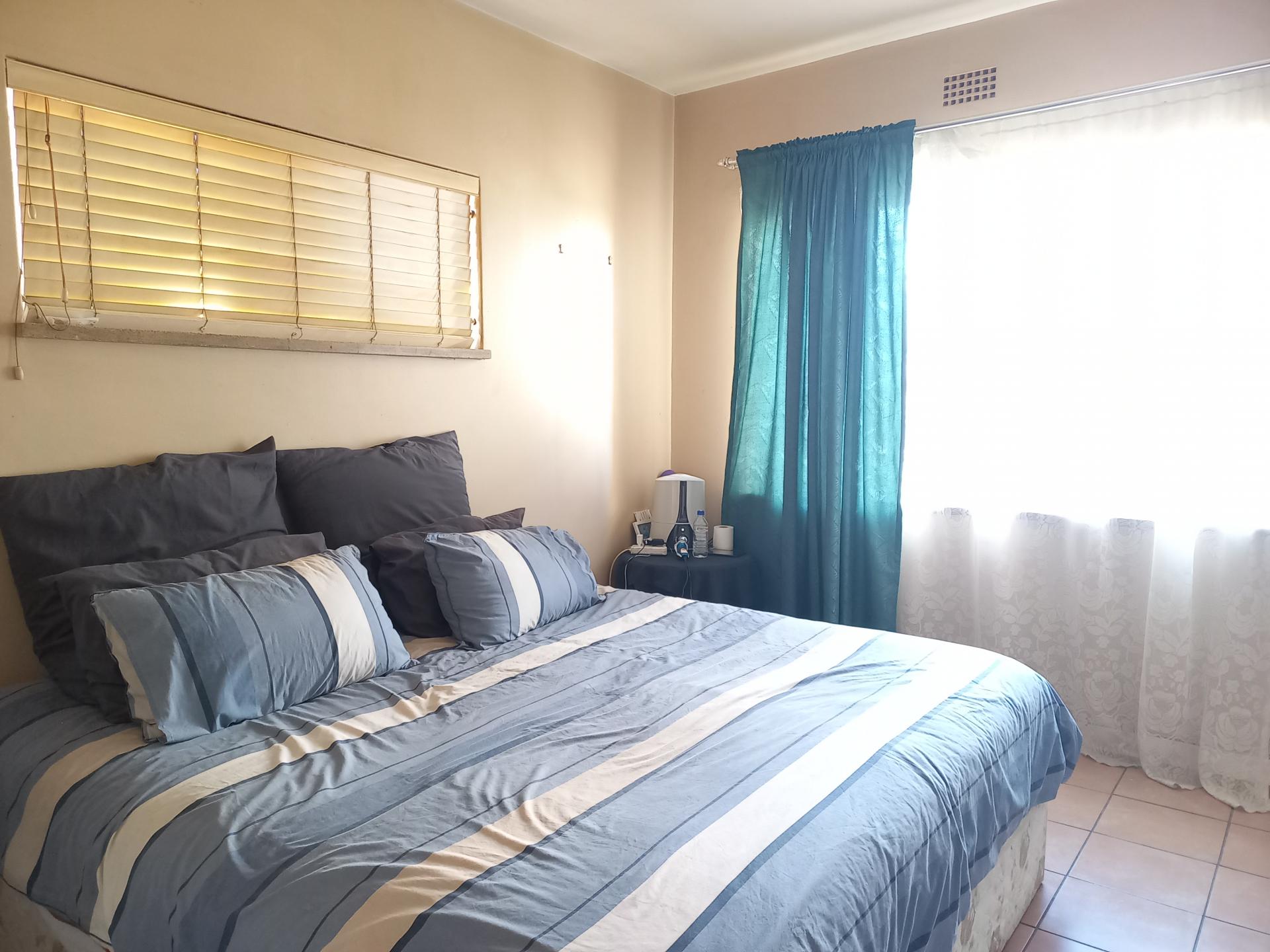 Main Bedroom - 18 square meters of property in Townsview