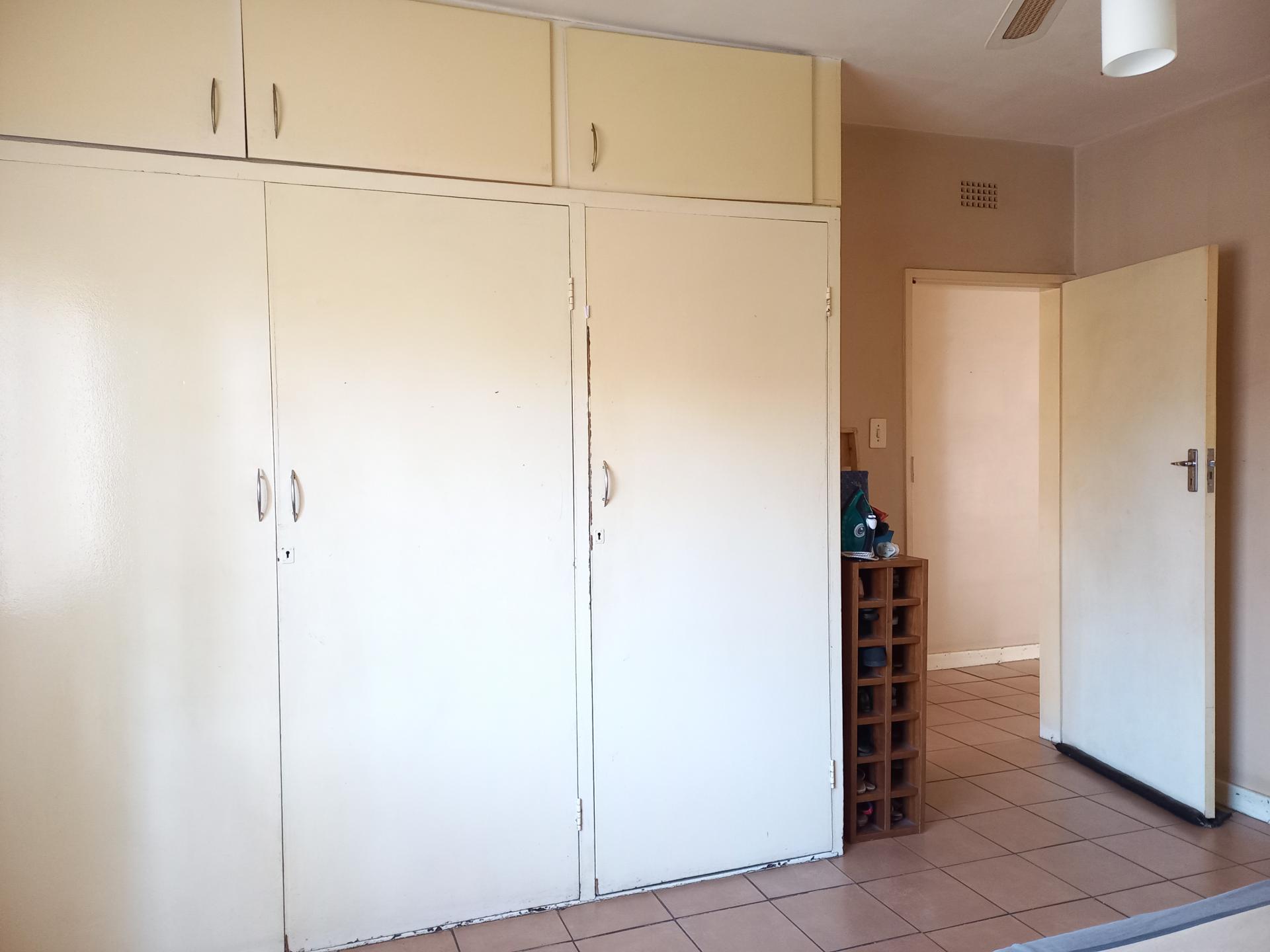 Main Bedroom - 18 square meters of property in Townsview