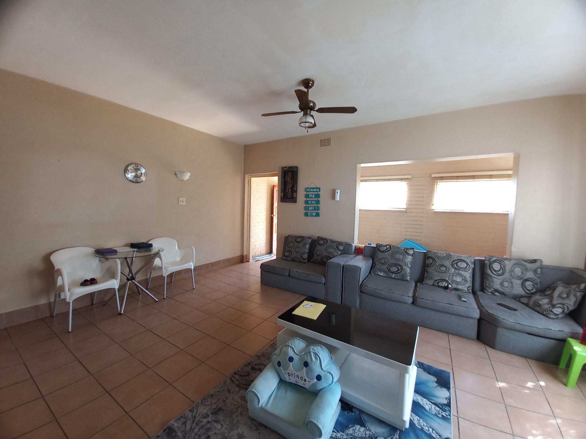 Lounges - 28 square meters of property in Townsview