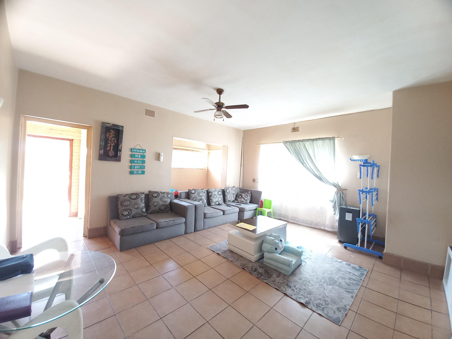 Lounges - 28 square meters of property in Townsview