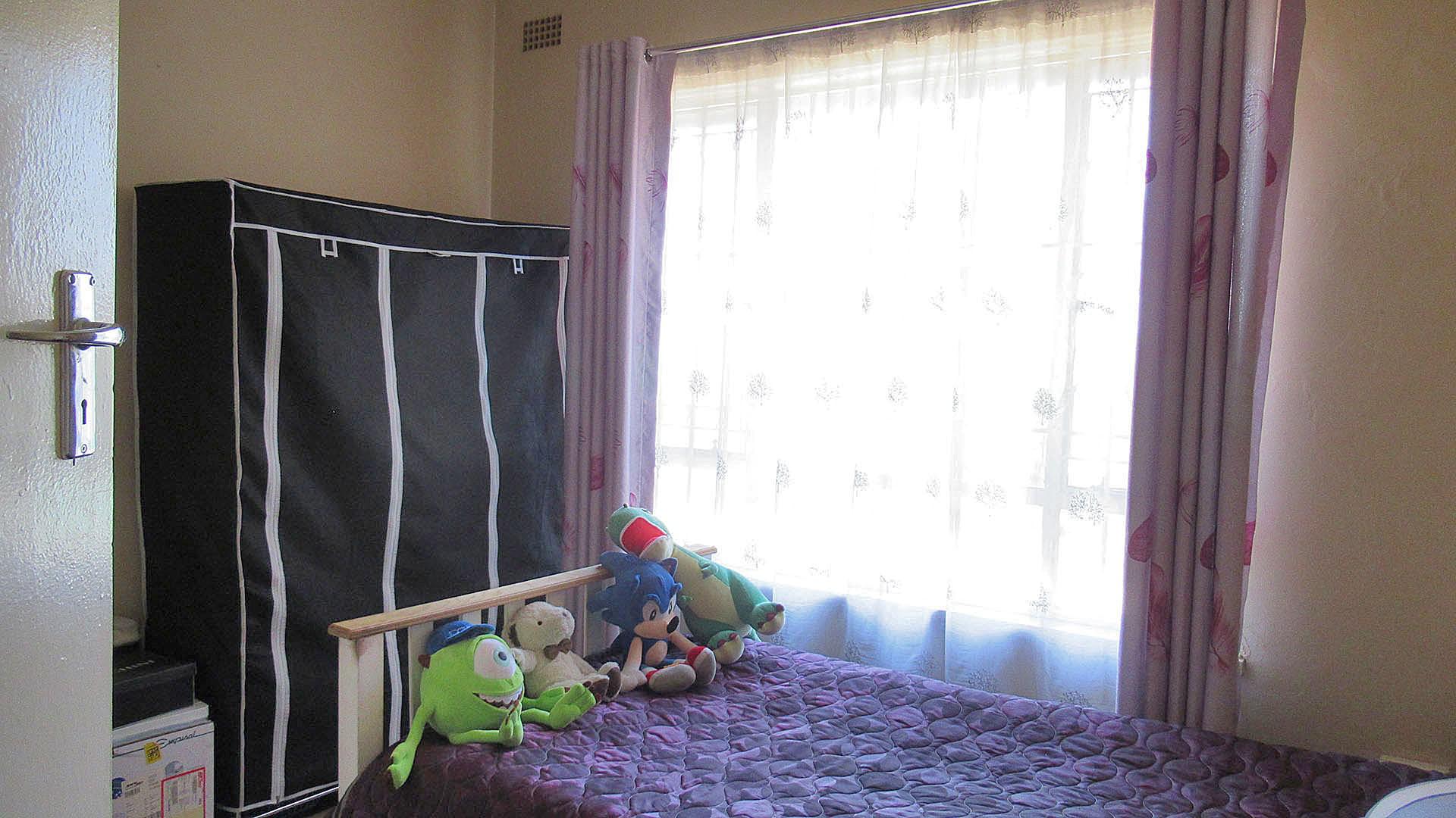 Bed Room 1 - 12 square meters of property in Townsview