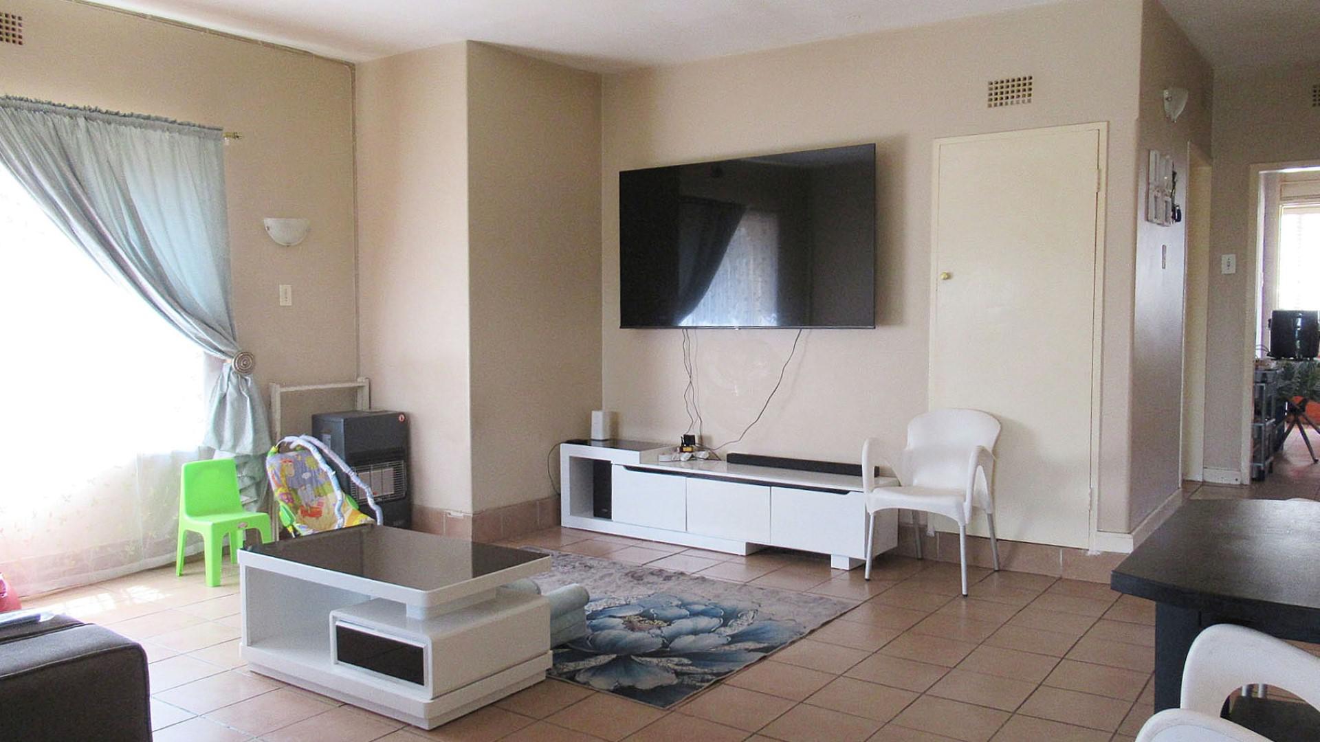 Lounges - 28 square meters of property in Townsview