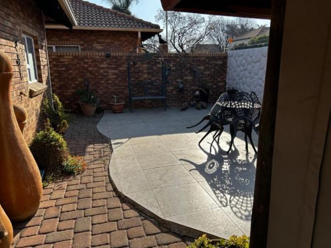 3 Bedroom House for Sale For Sale in New Redruth MR649272