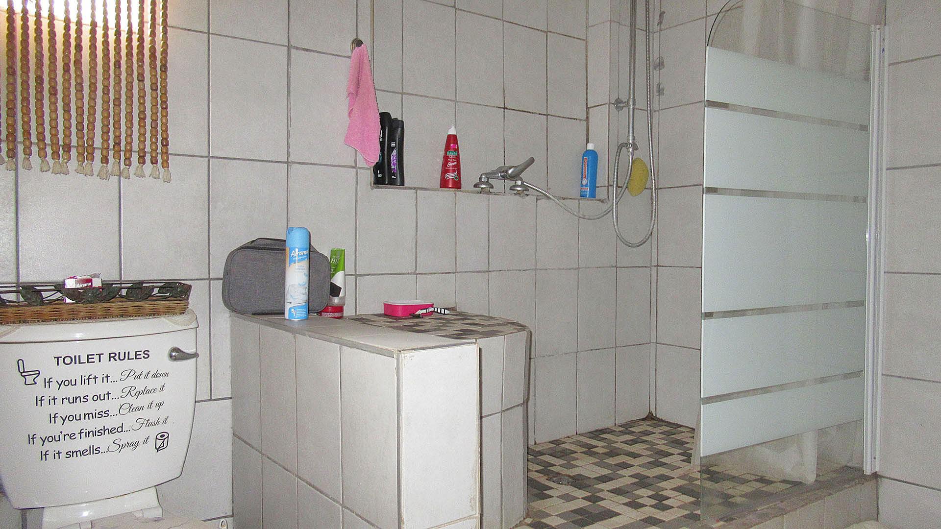 Bathroom 1 - 16 square meters of property in Roodekrans