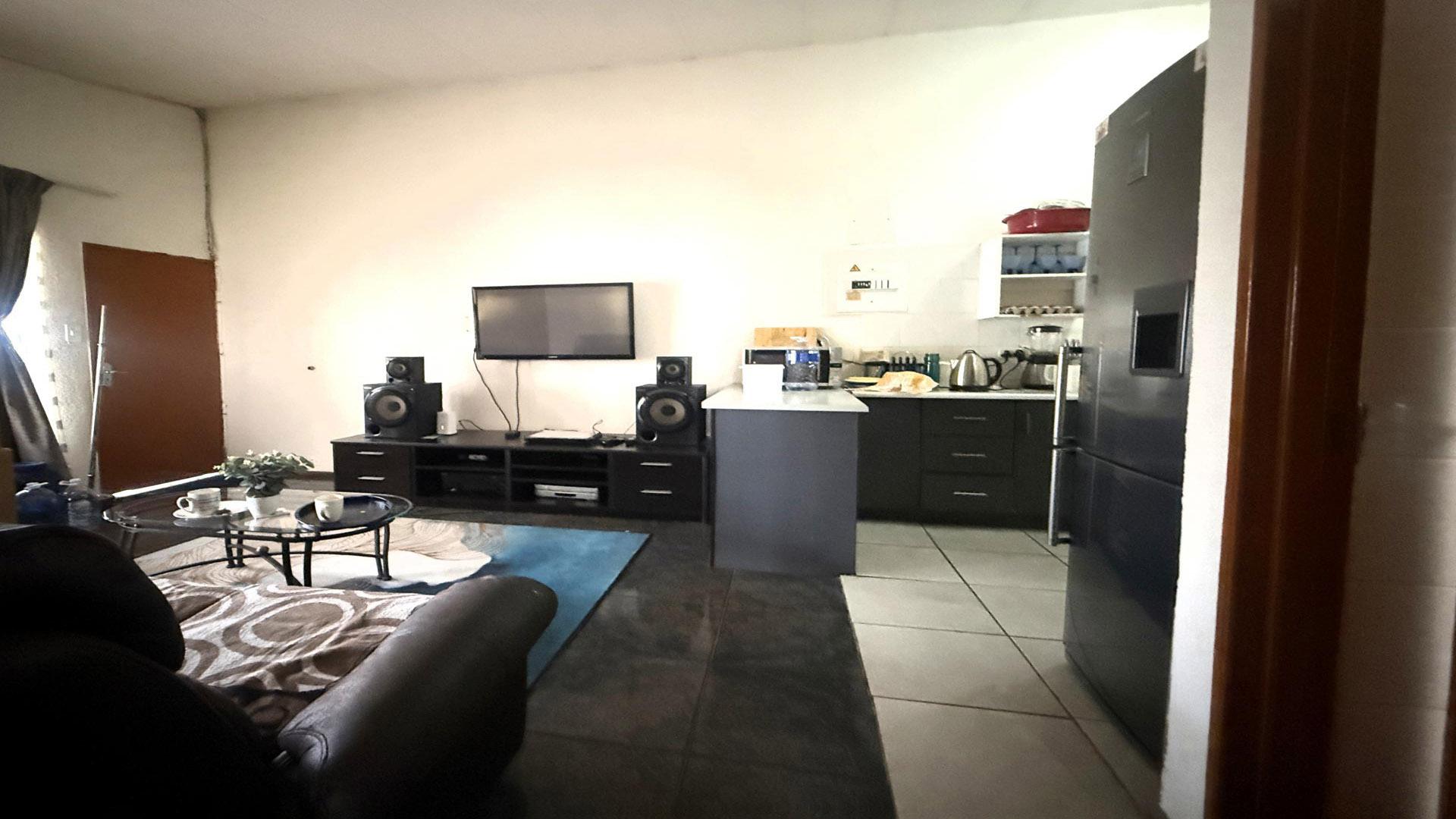 Lounges - 19 square meters of property in Ridgeway