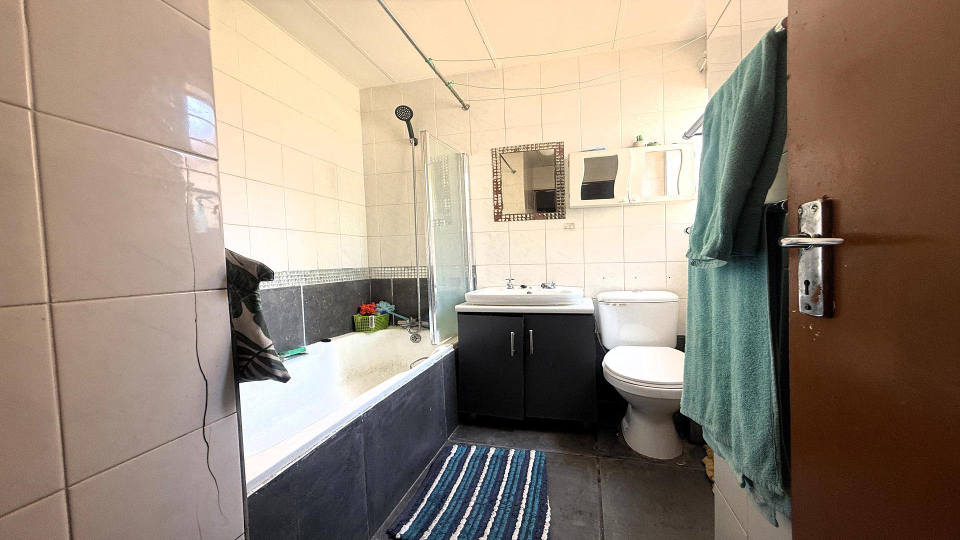 Bathroom 1 - 5 square meters of property in Ridgeway