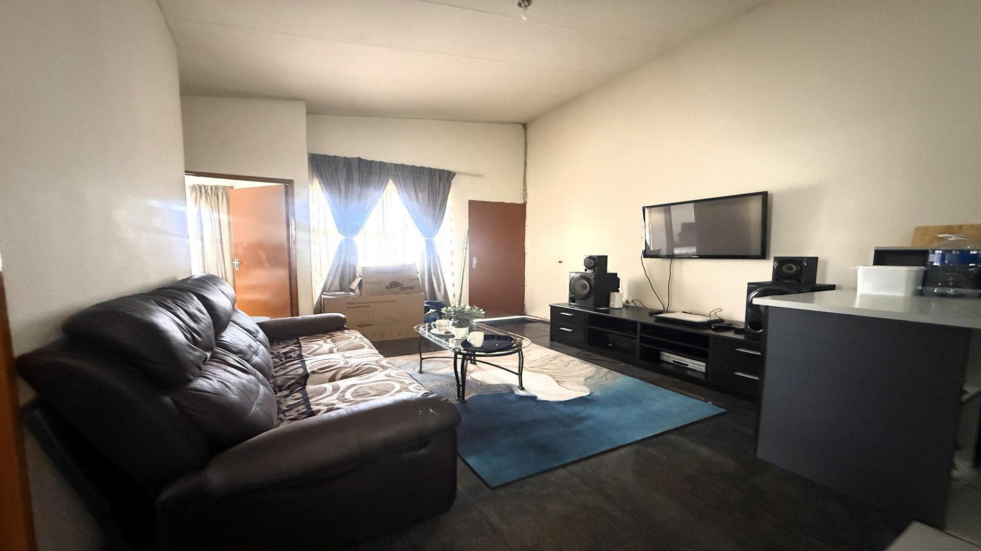 Lounges - 19 square meters of property in Ridgeway