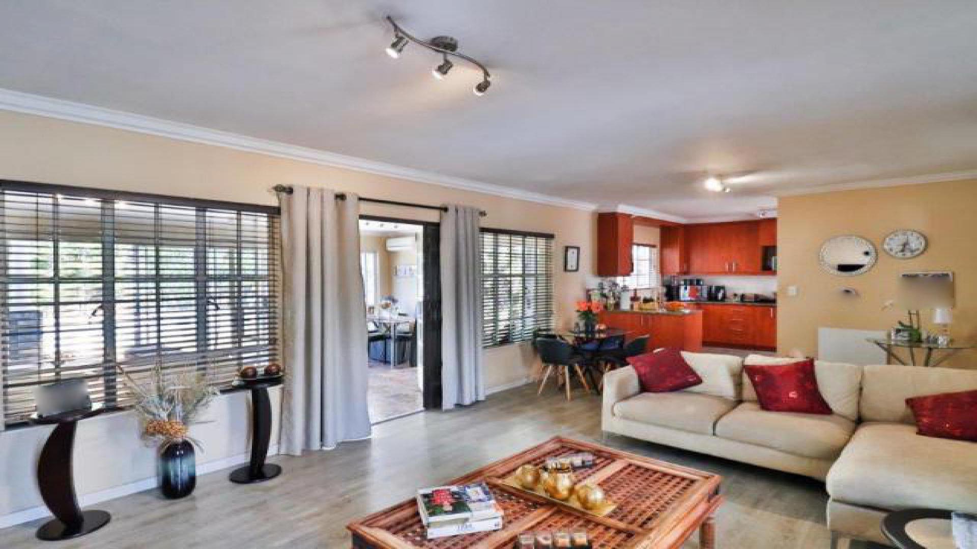 Lounges - 34 square meters of property in Paulshof
