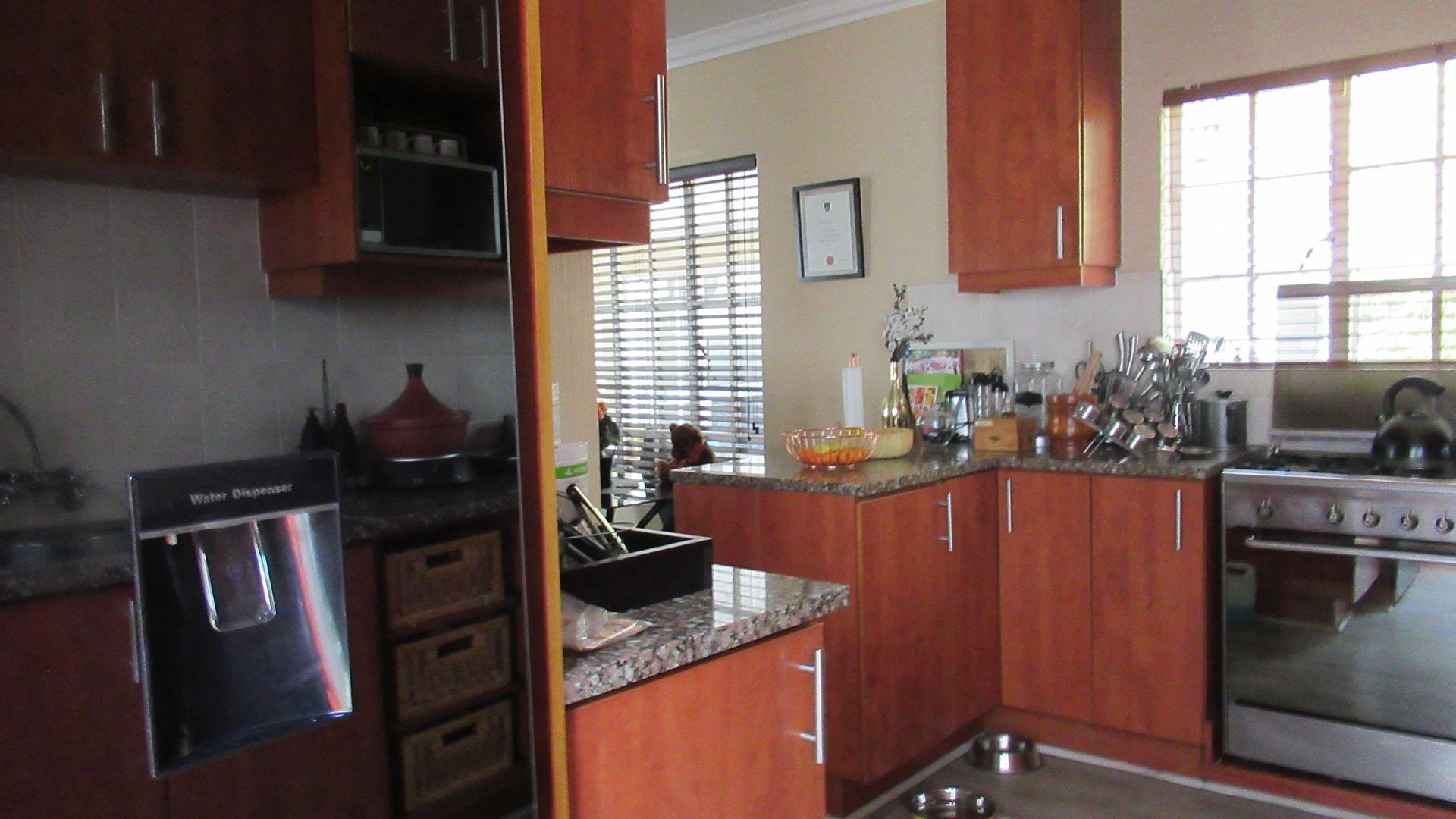 Kitchen - 10 square meters of property in Paulshof
