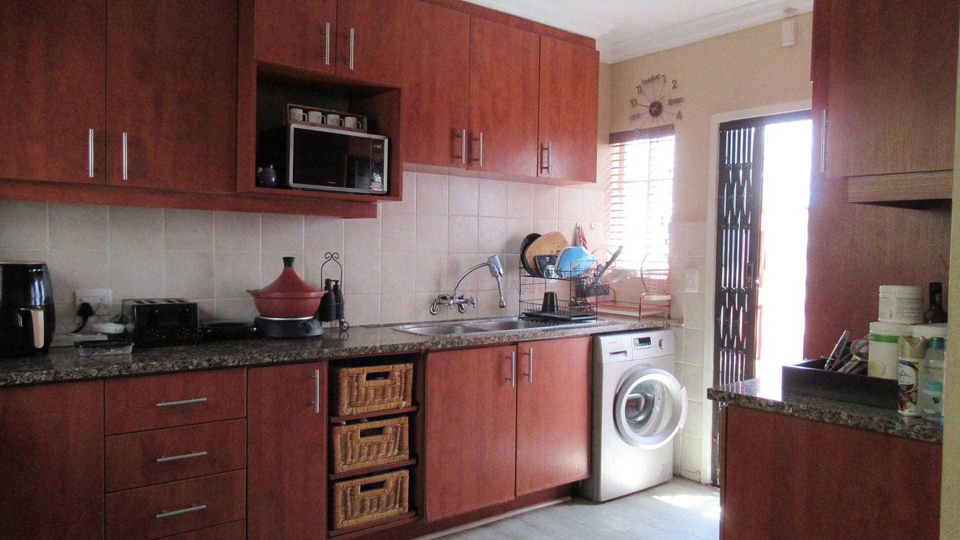 Kitchen - 10 square meters of property in Paulshof