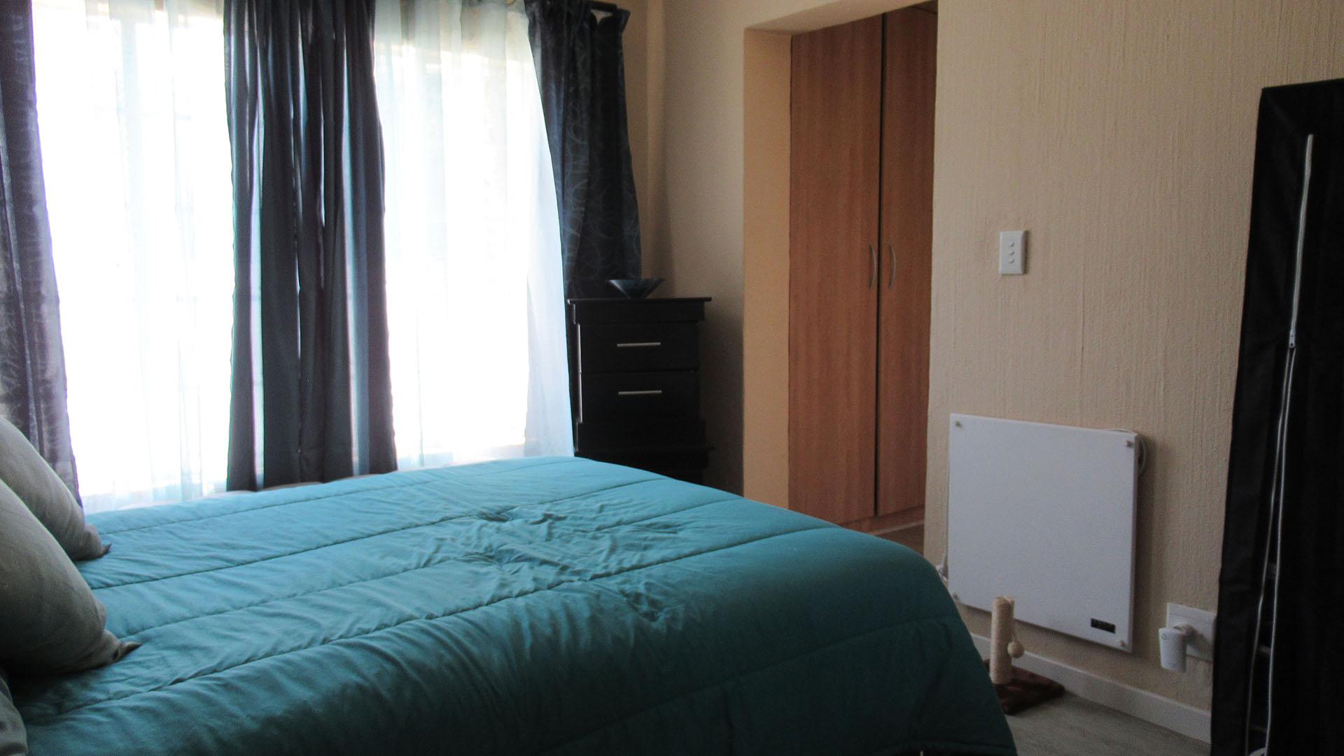 Main Bedroom - 24 square meters of property in Paulshof